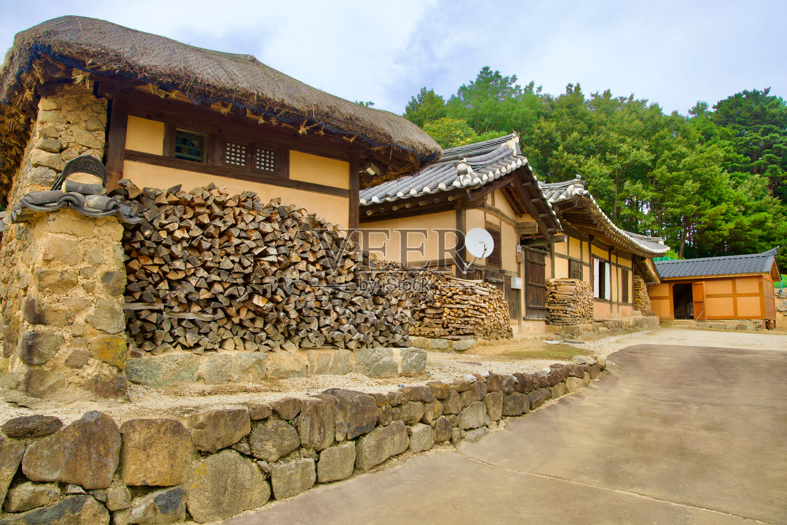 旺谷村的柴火堆和传统韩屋照片摄影图片