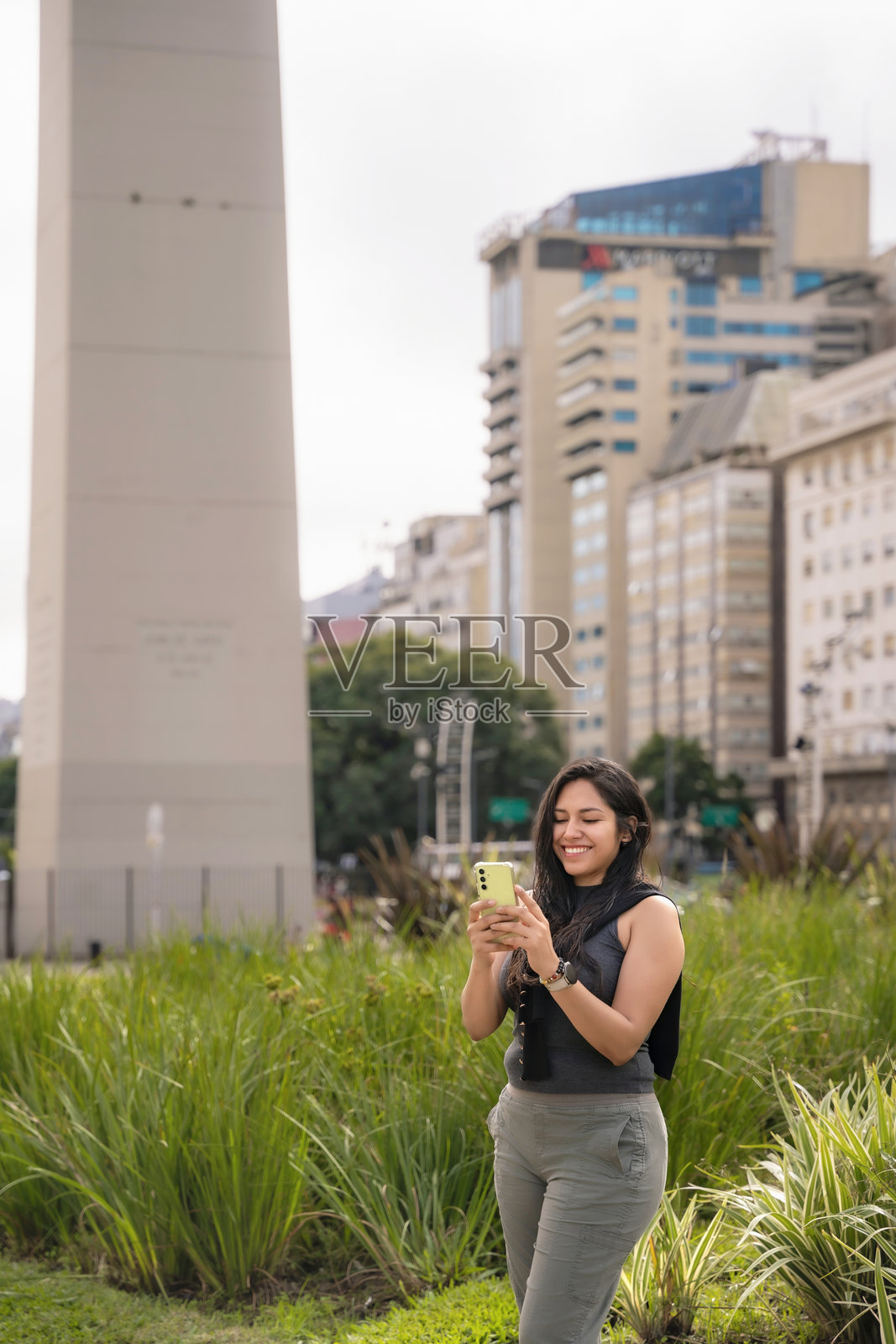 布宜诺斯艾利斯方尖碑上的年轻拉丁妇女照片摄影图片
