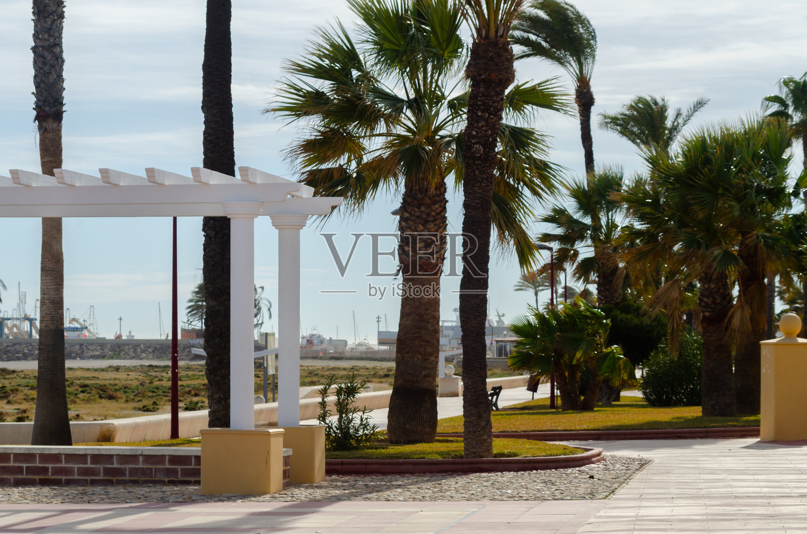 西班牙维拉海滨小镇的普拉亚斯德维拉海滩上美丽的散步道照片摄影图片