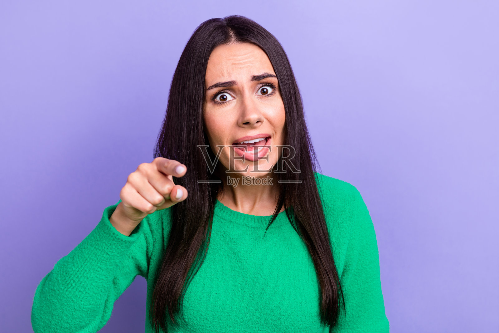 照片中，不开心的女人和男友闹别扭，用手指着镜头对着他大喊大叫照片摄影图片