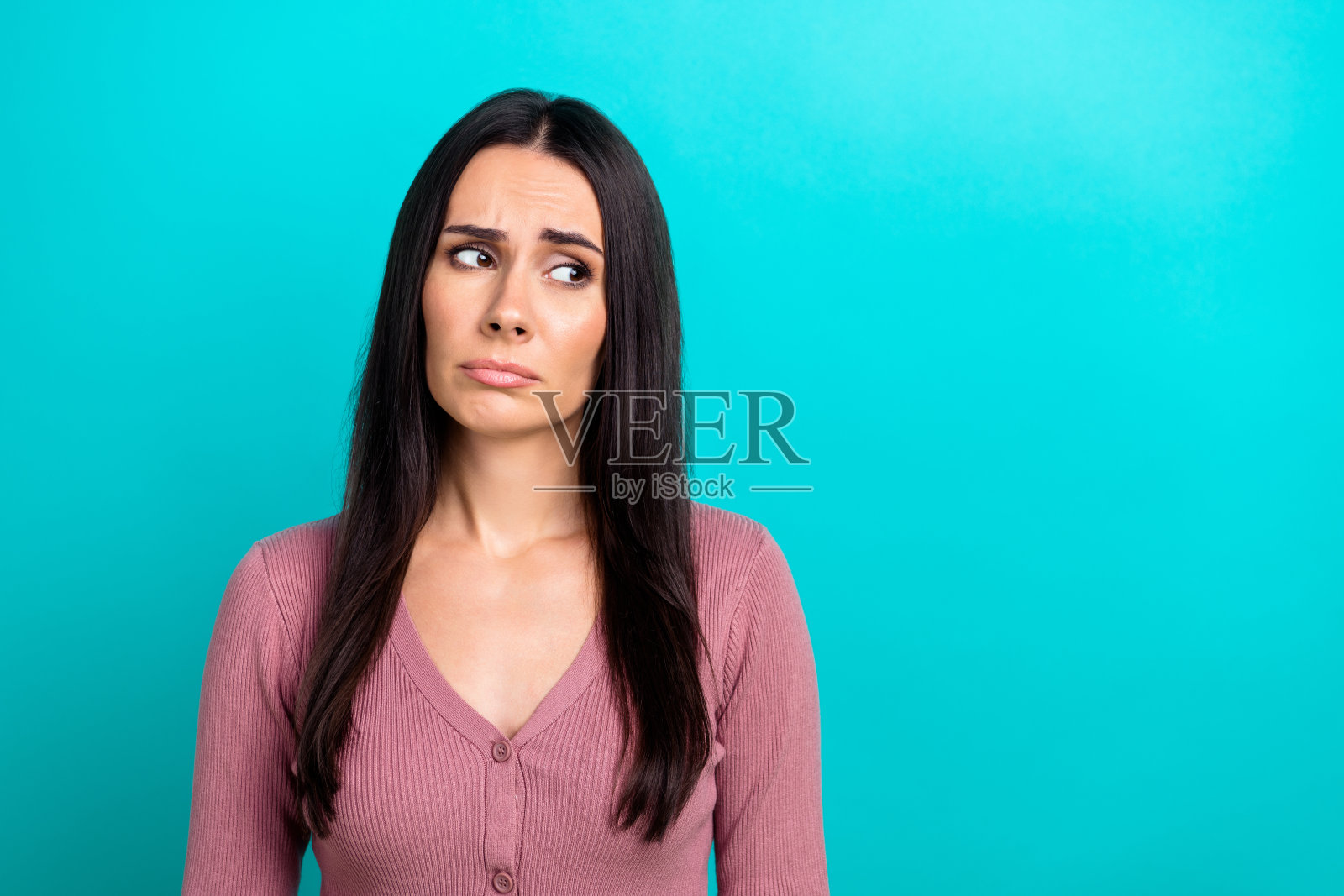 郁郁寡欢的人在绿松石色的背景上显得空无一物的愁眉苦脸照片摄影图片