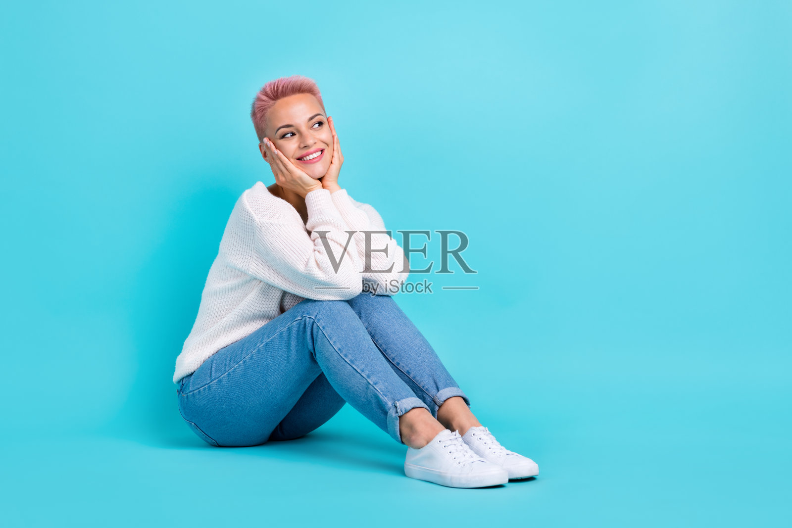 全尺寸的照片，周到的华丽的漂亮的女士触摸脸颊看起来空的空间打开新的美容沙龙孤立的海蓝宝石色背景照片摄影图片