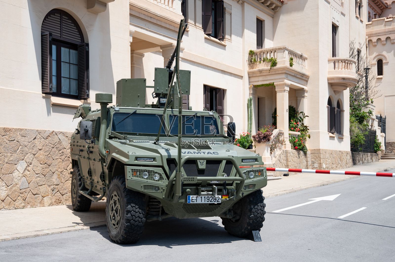 西班牙军队的URO Vamtac ST5轻型军用车辆,配有电缆切割器照片摄影图片