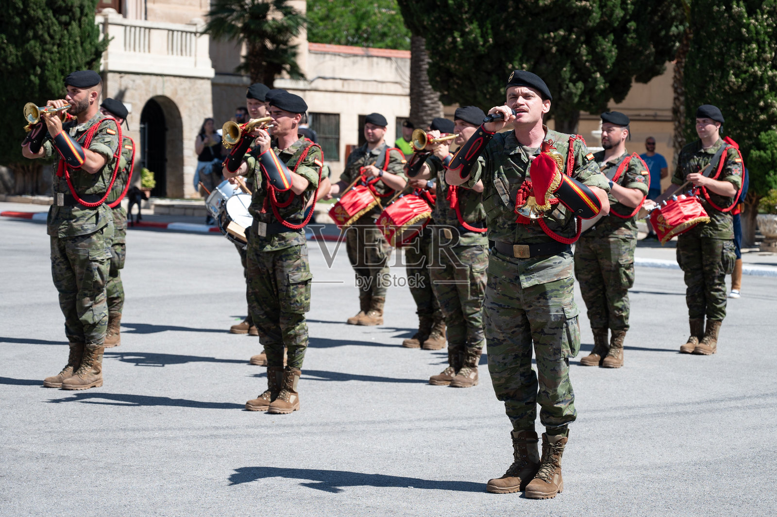西班牙军团军乐队的一名士兵一边看着镜头，一边扯着嗓子唱歌照片摄影图片