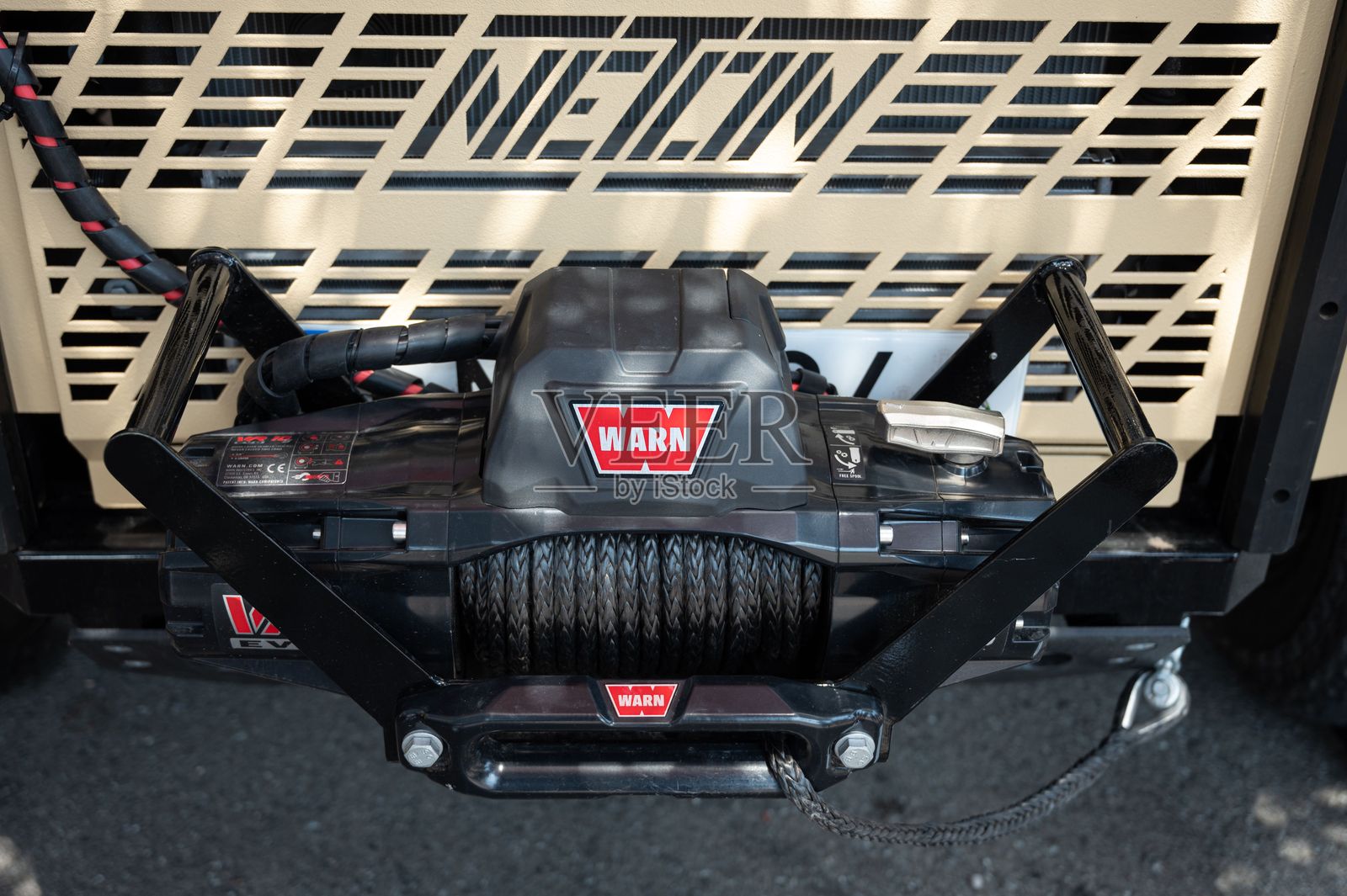 轻型特种作战车辆强力WARN牌绞车的细节照片摄影图片