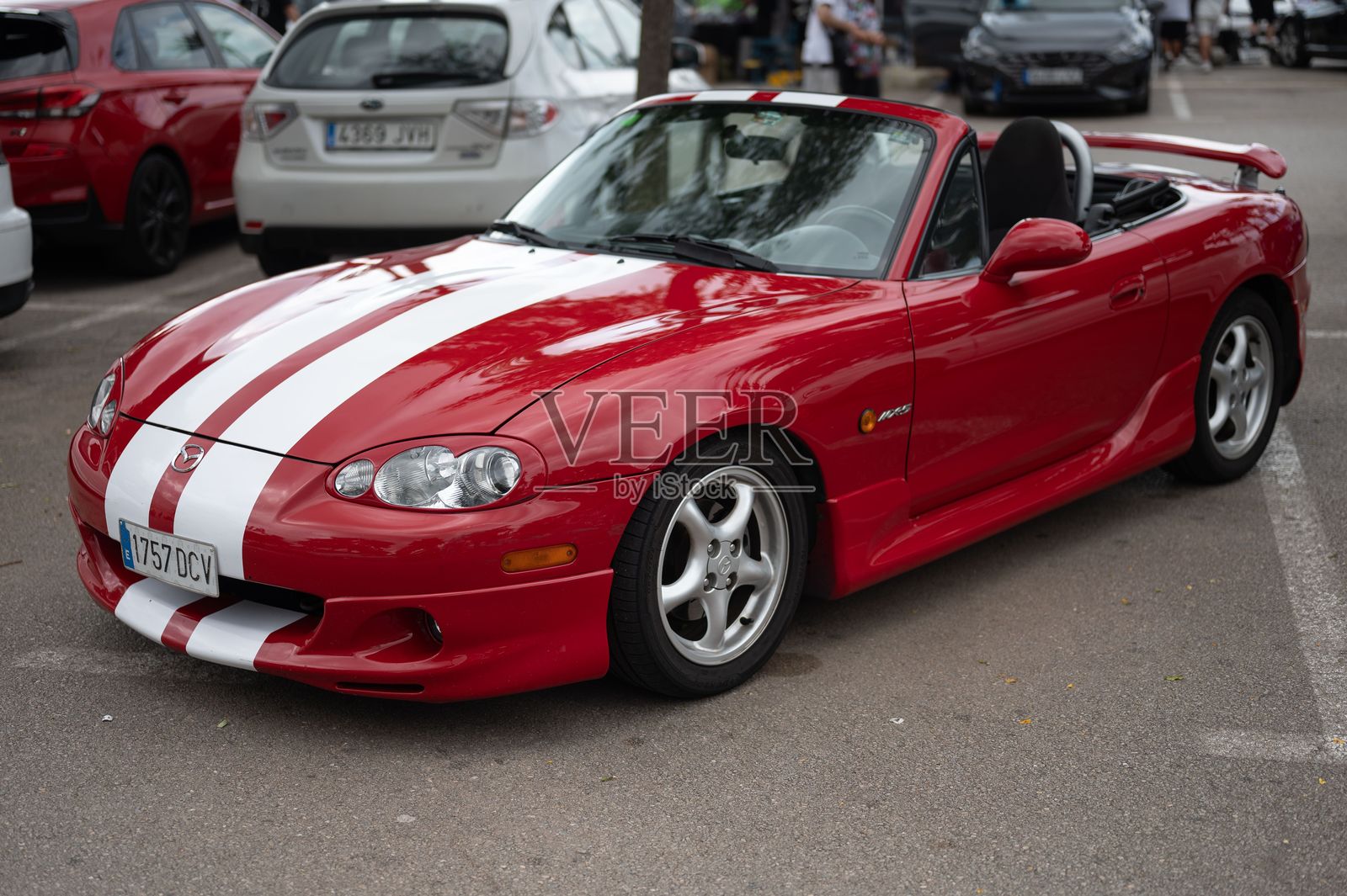 调谐第二代马自达MX-5 (Miata) NB。它是红色的，上面有白色的线条照片摄影图片