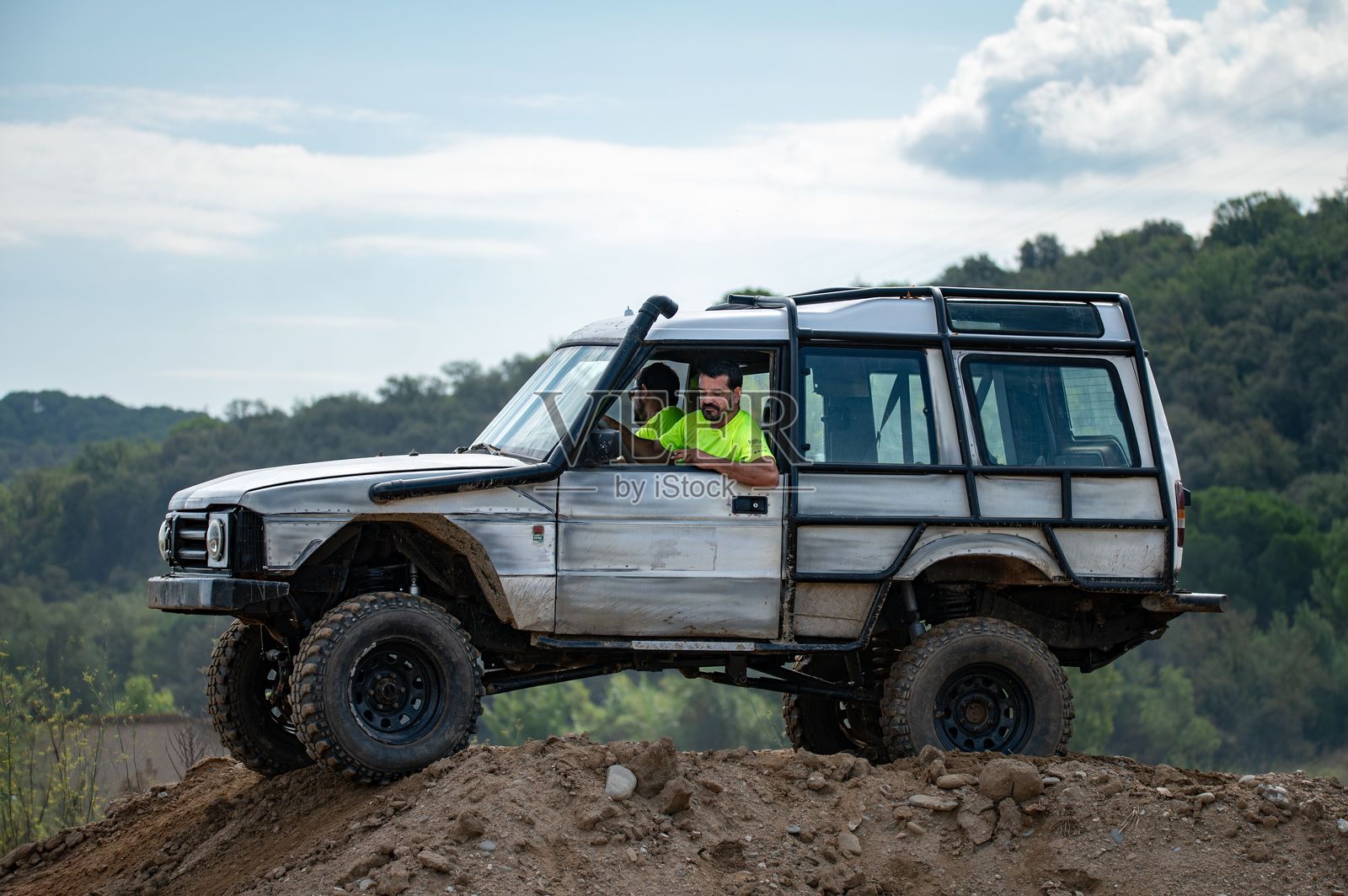 侧面轮廓视图的崎岖的英国标志性经典越野车照片摄影图片