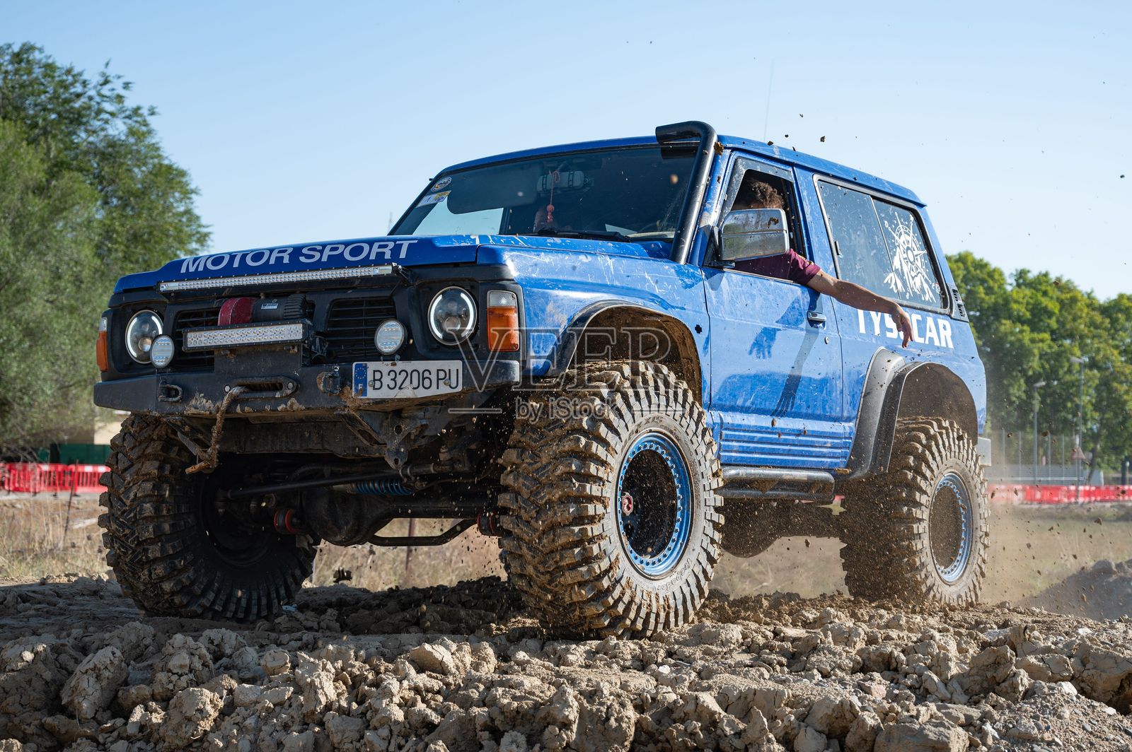 蓝色日产巡逻GR Y60第四代在斜坡的顶部照片摄影图片