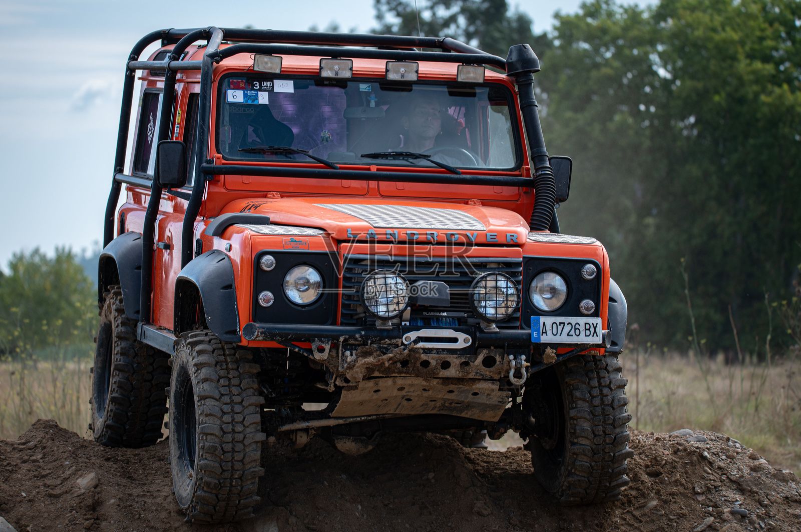 路虎卫士经过高度改装，可以在泥泞的乡村进行极端越野照片摄影图片