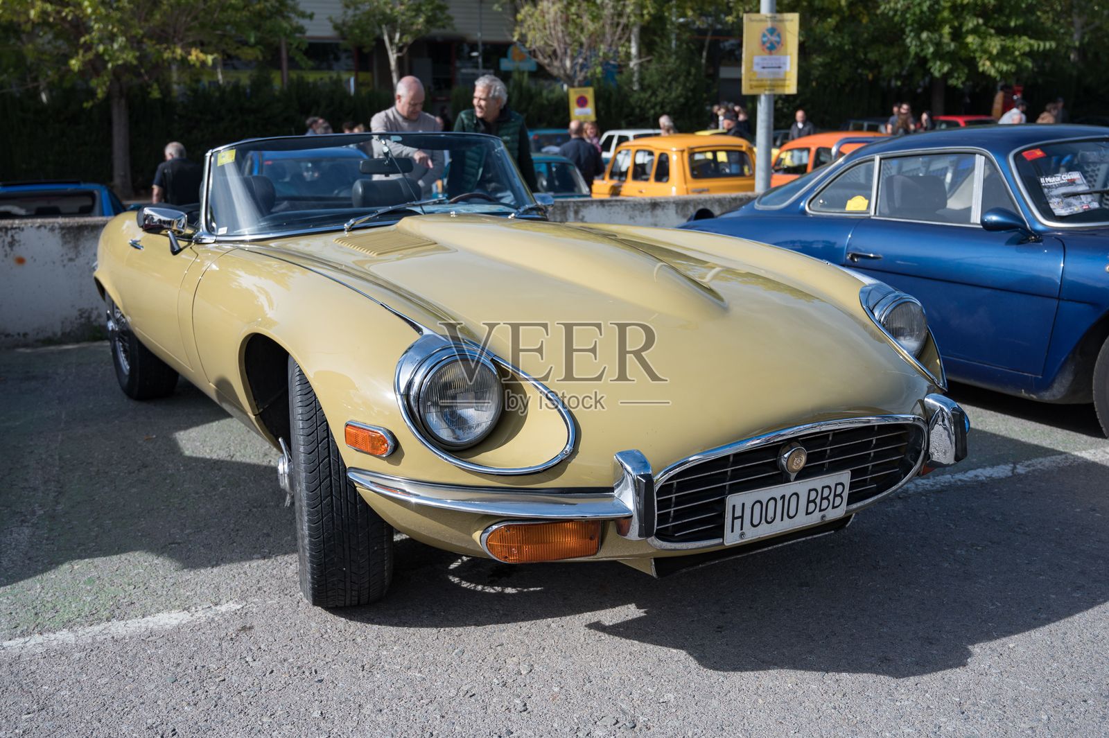 1971-1974年的捷豹E-Type系列3跑车，米黄色。它有一个长长的兜帽照片摄影图片