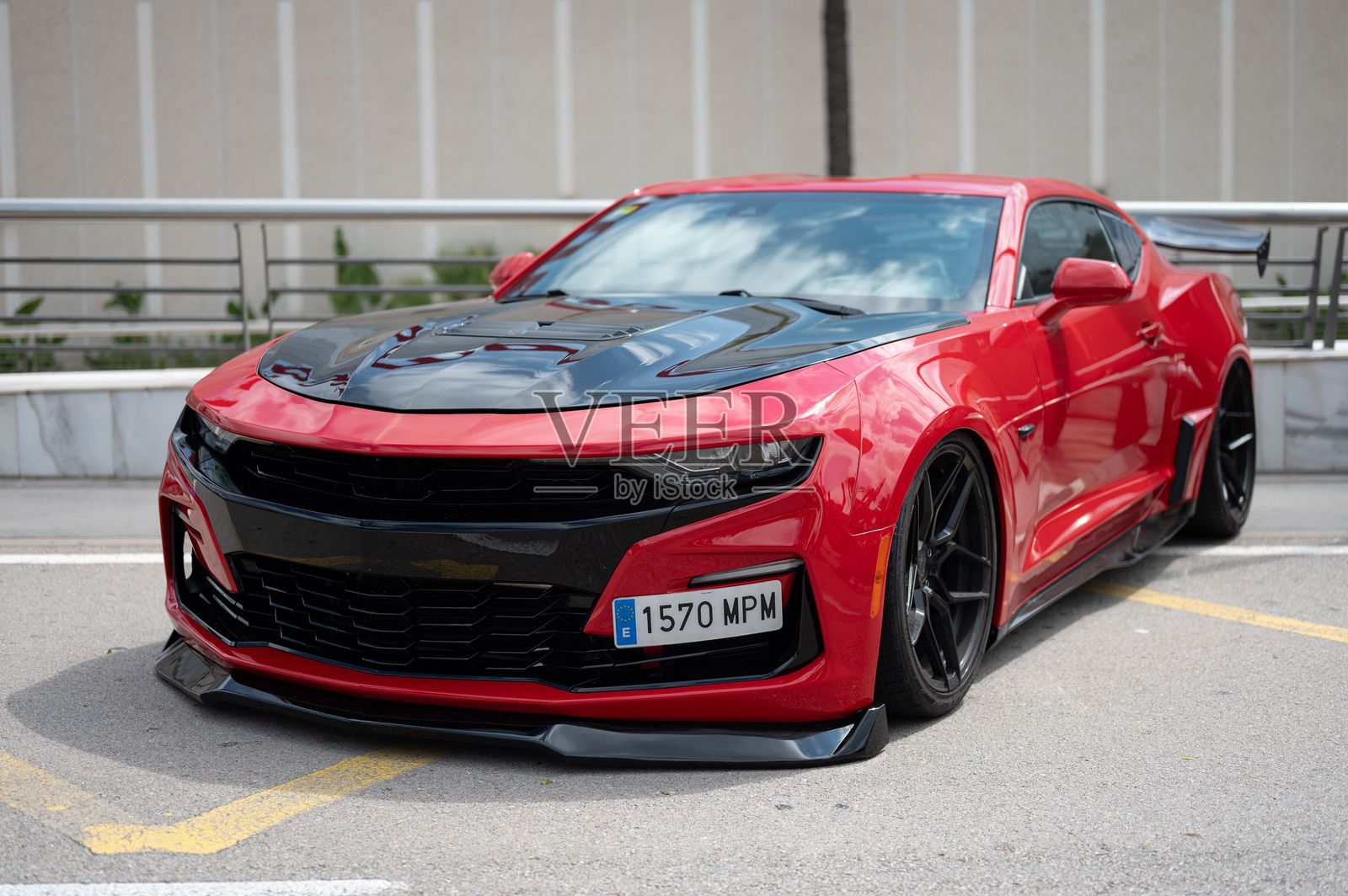 第六代雪佛兰卡马罗LZ1，红色，黑色格栅和大黑色车轮。照片摄影图片