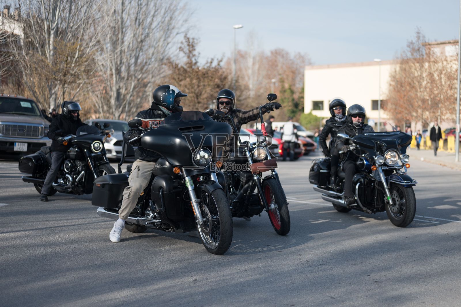 黑色定制摩托车手在郊游照片摄影图片