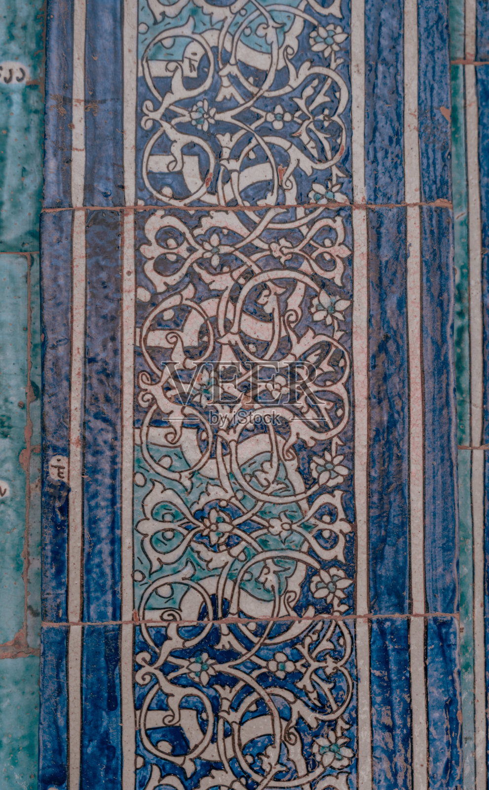 墙上的青花瓷砖图案华丽而复杂。蓝色和白色的瓷砖以一种创造运动和流动感的方式排列。这个图案让人想起一朵花照片摄影图片