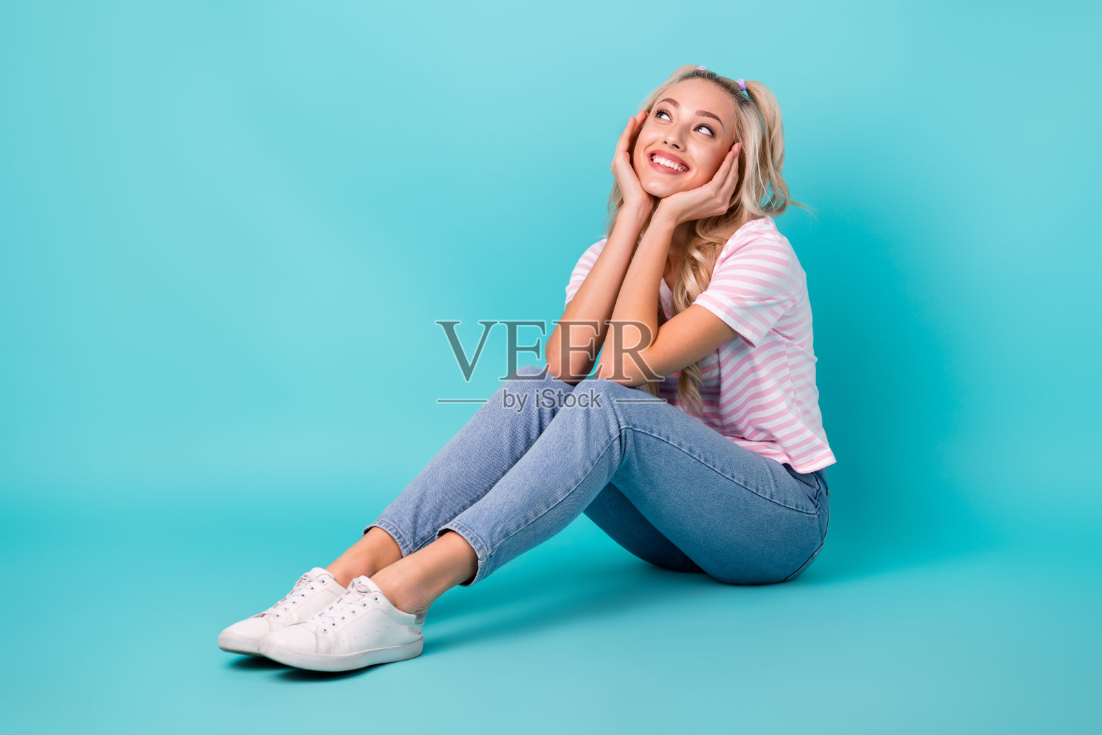 乐观梦想的女人的全尺寸照片波浪发型条纹t恤坐在看空空间孤立在明亮的蓝绿色背景照片摄影图片