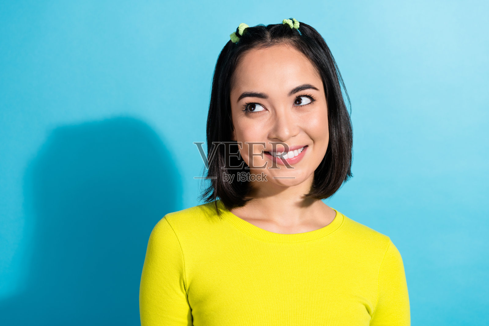 可爱的积极的马来西亚女士的肖像喜气满面的微笑看起来感兴趣的空白空间孤立的蓝色背景照片摄影图片