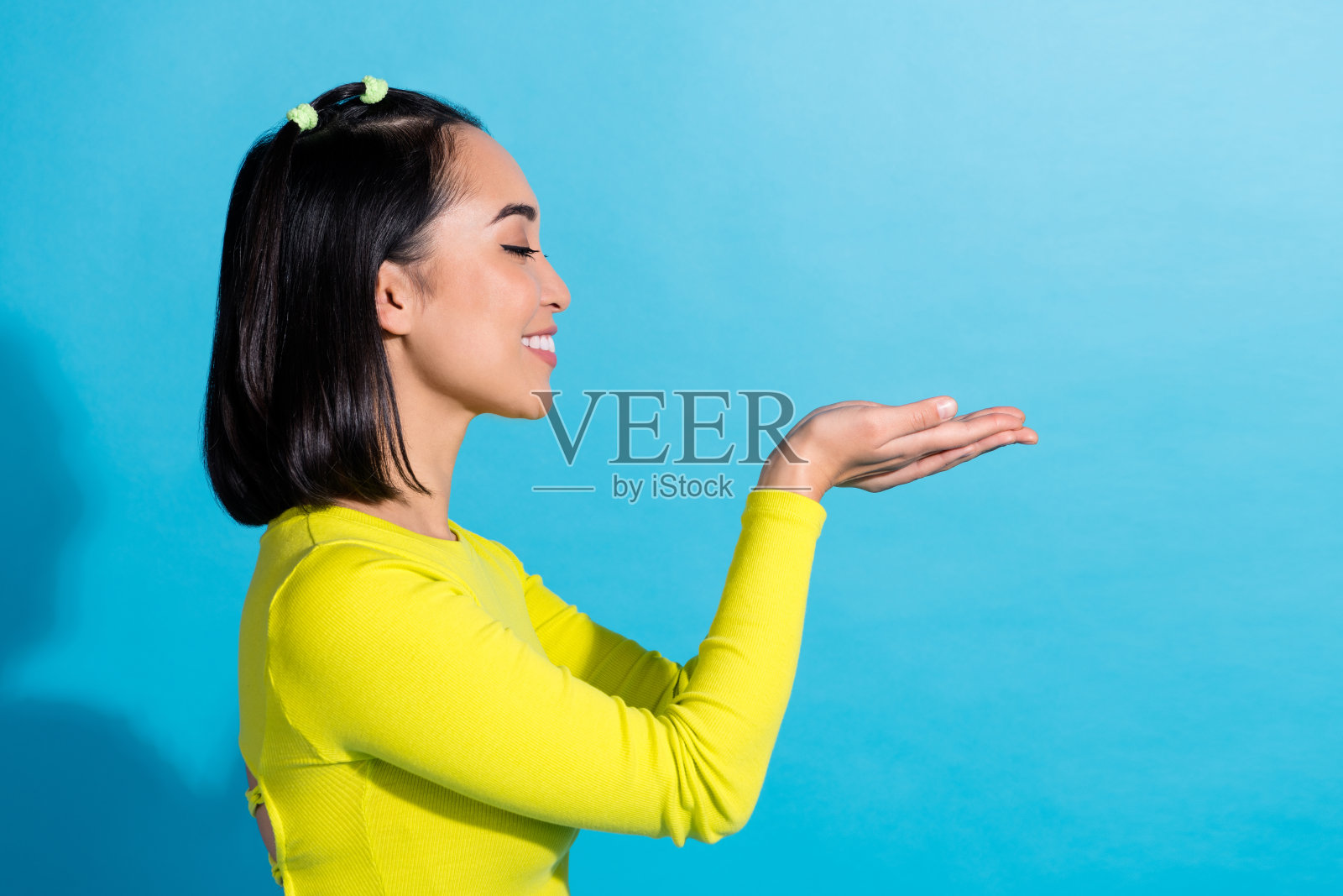 侧面侧面照片年轻的日本妇女推广模式抱臂产品最好的质量廉价的主张孤立的蓝色背景照片摄影图片