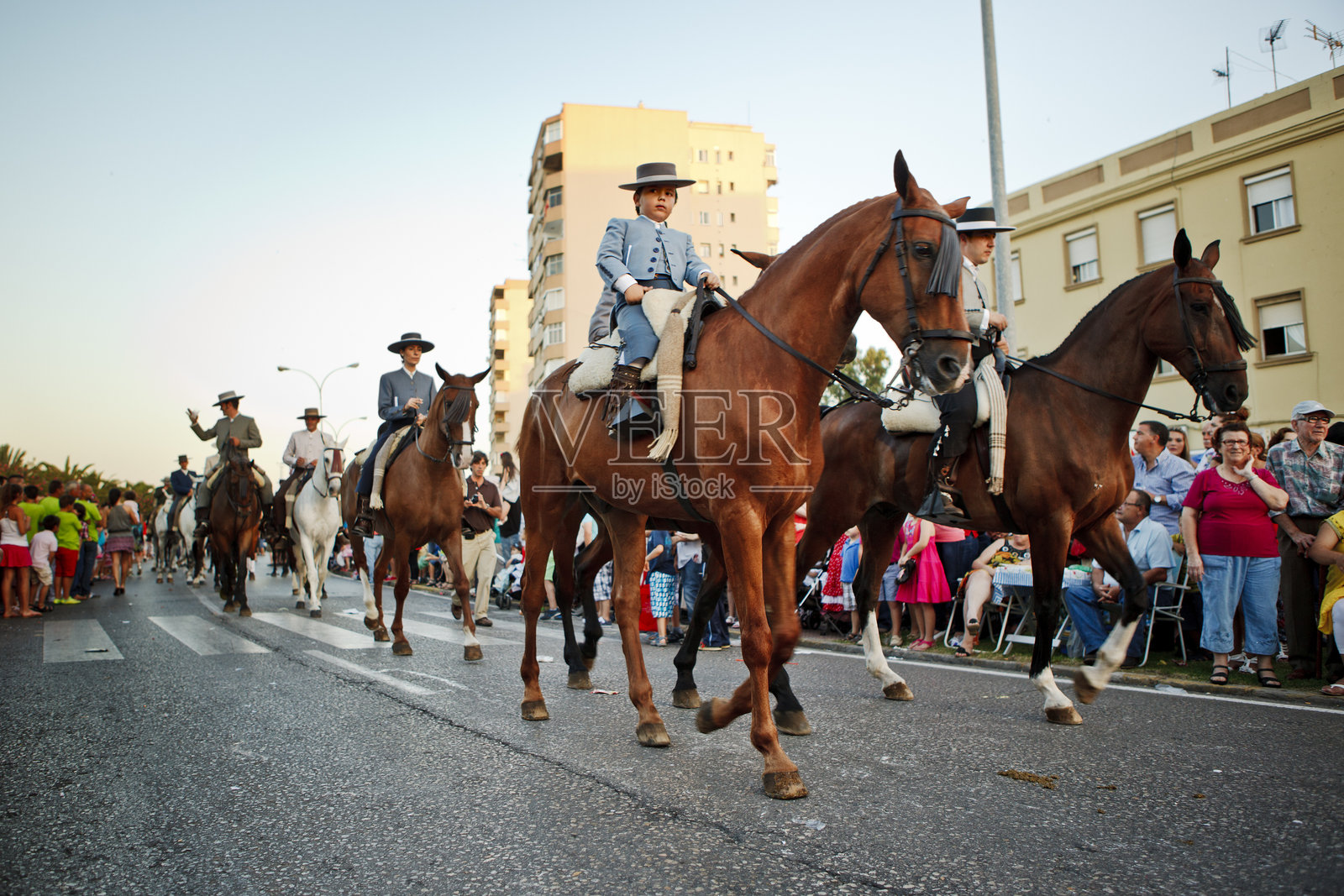 马和骑手在安达卢西亚春季游行中行进照片摄影图片
