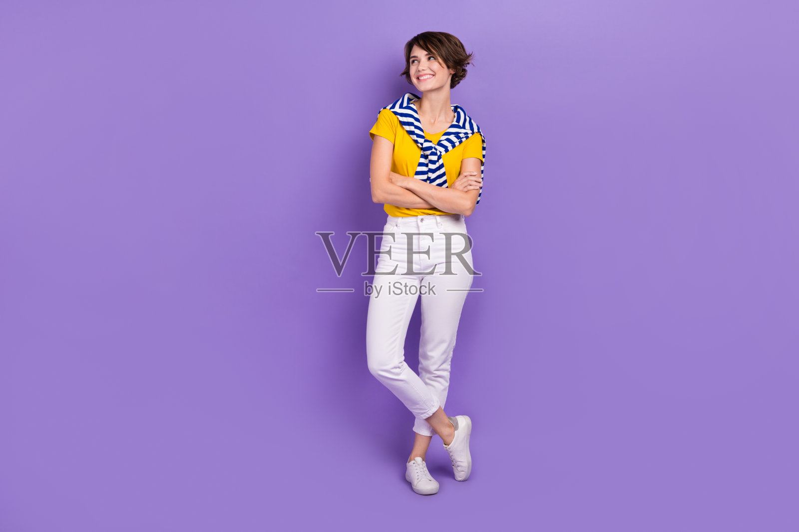 华丽的正面女士穿着时尚的夏装的全身照片看起来空的空间横幅海报孤立的紫色背景照片摄影图片