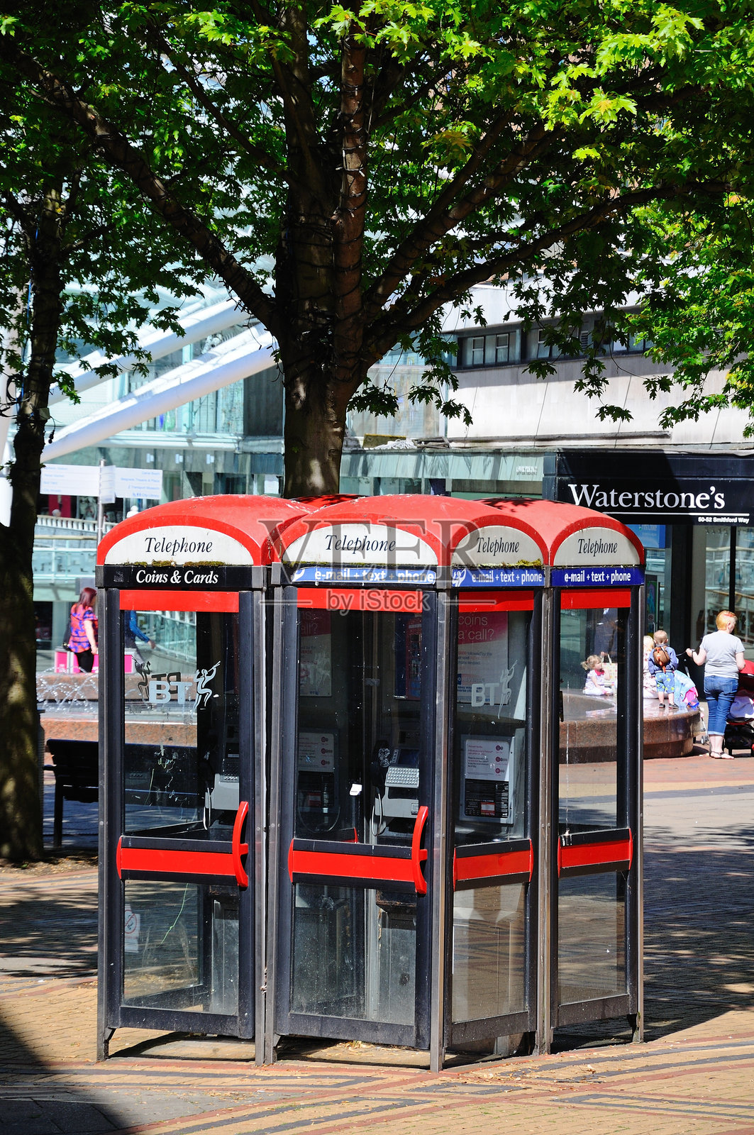 考文垂的电话亭。照片摄影图片