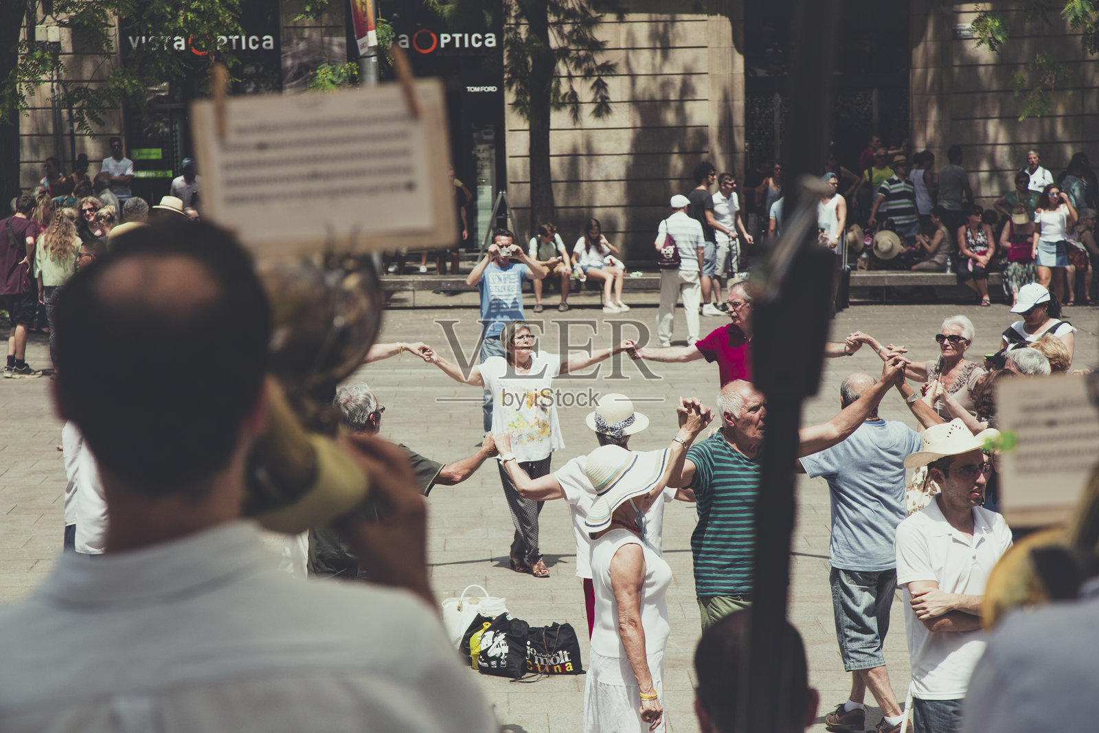 人们在巴塞罗那大教堂下跳着萨尔达娜舞照片摄影图片
