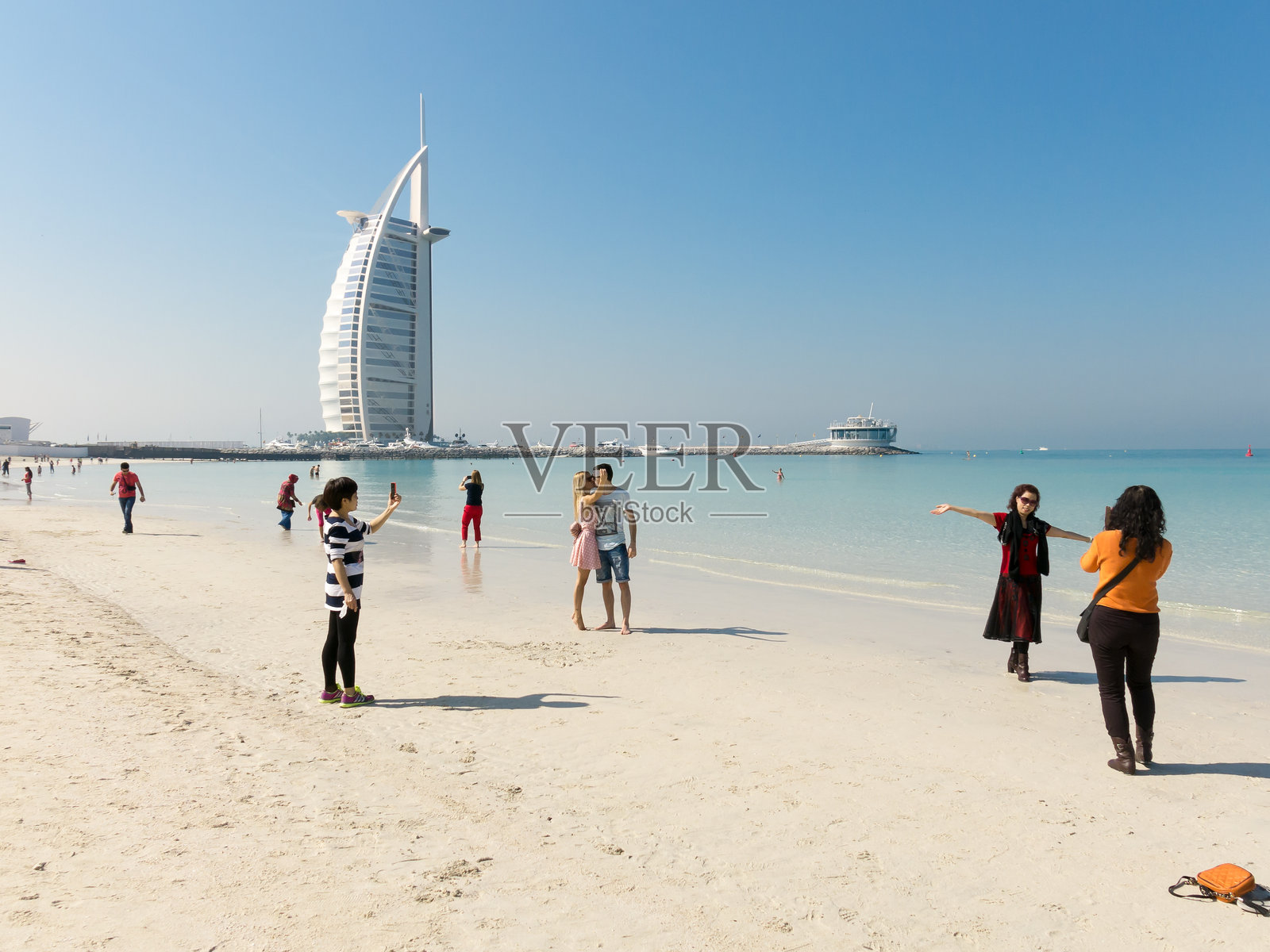 迪拜的朱美拉海滩和阿拉伯塔酒店照片摄影图片