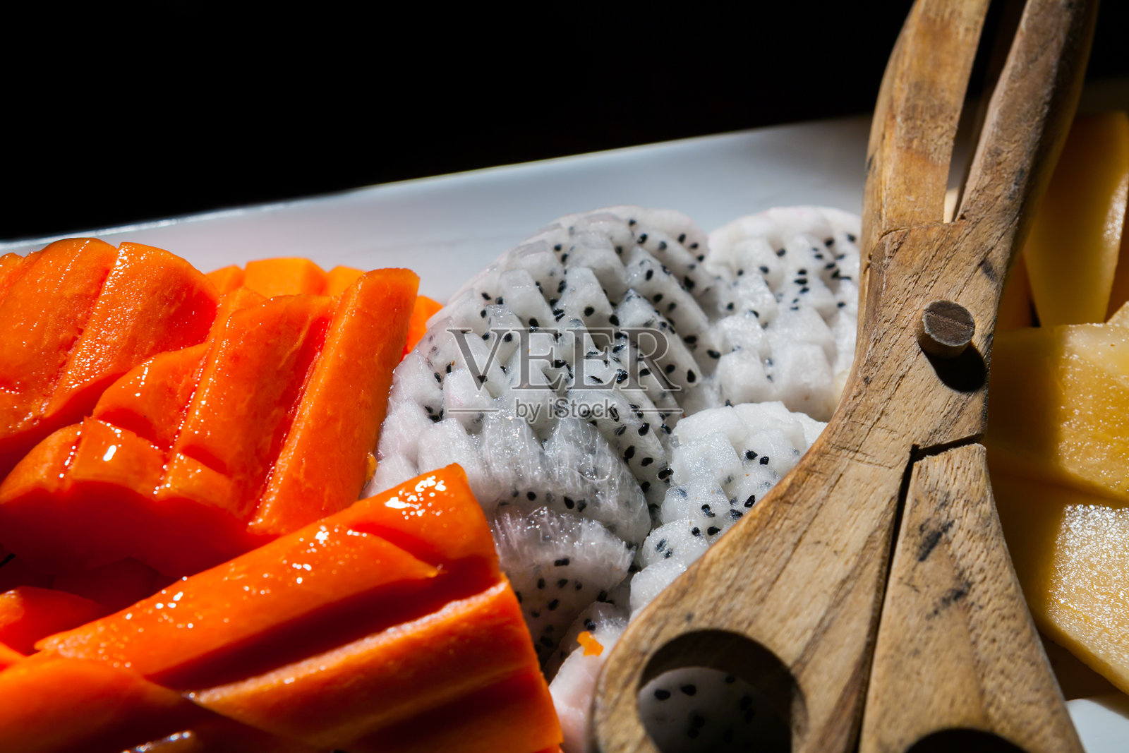 各式各样的水果自助餐供晚宴使用。照片摄影图片