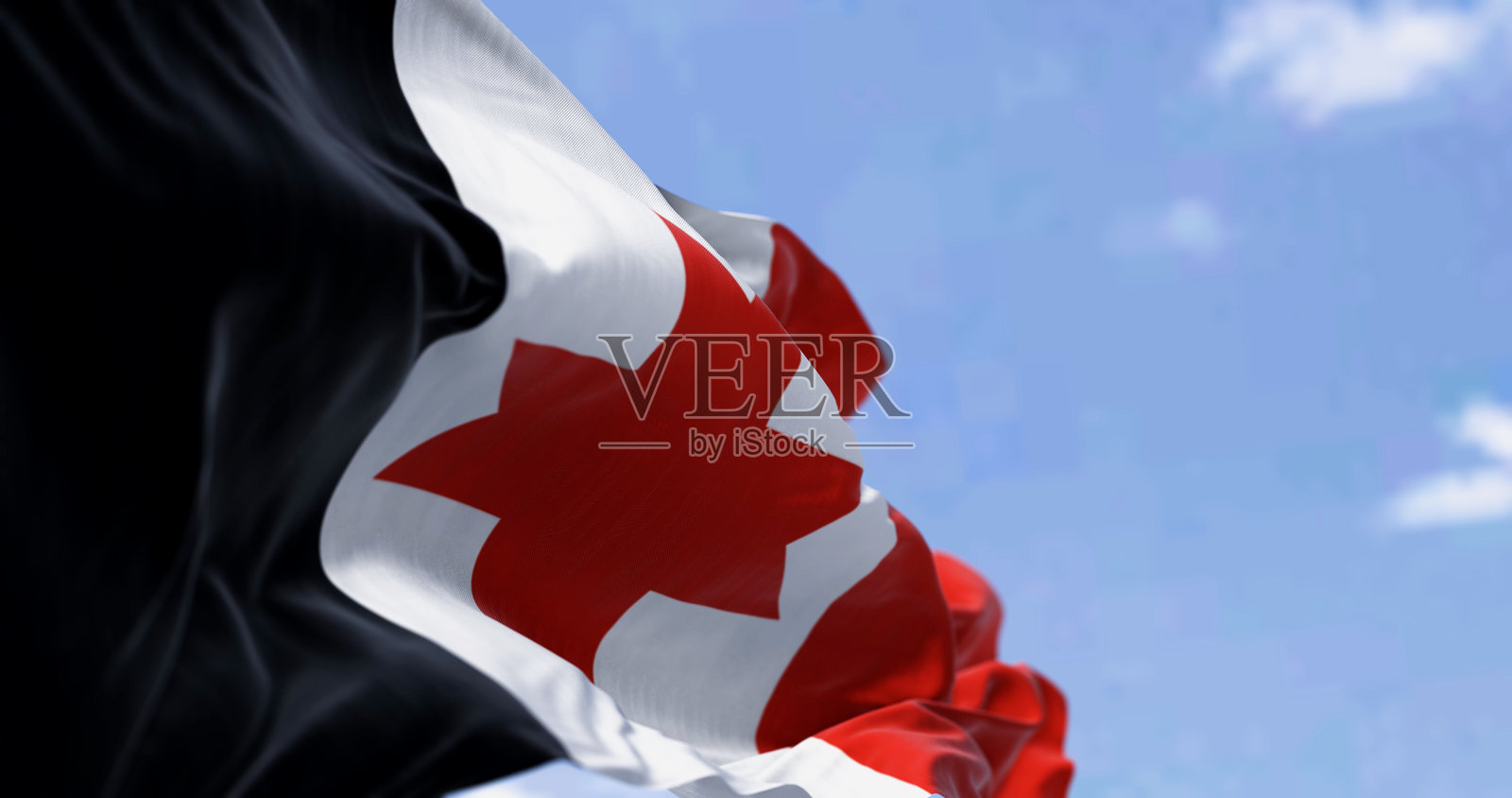 乌德穆尔特国旗在晴朗的日子里挥舞的特写照片摄影图片