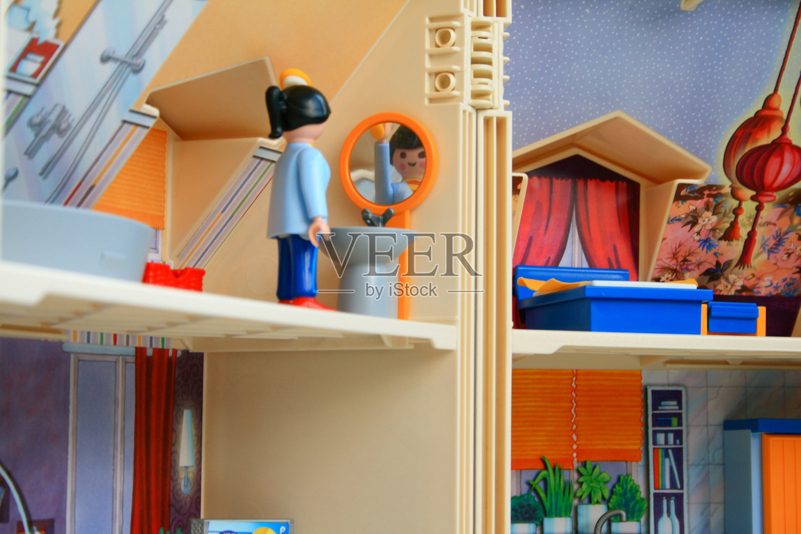 女人喜欢独自呆在家里做家务。照片摄影图片