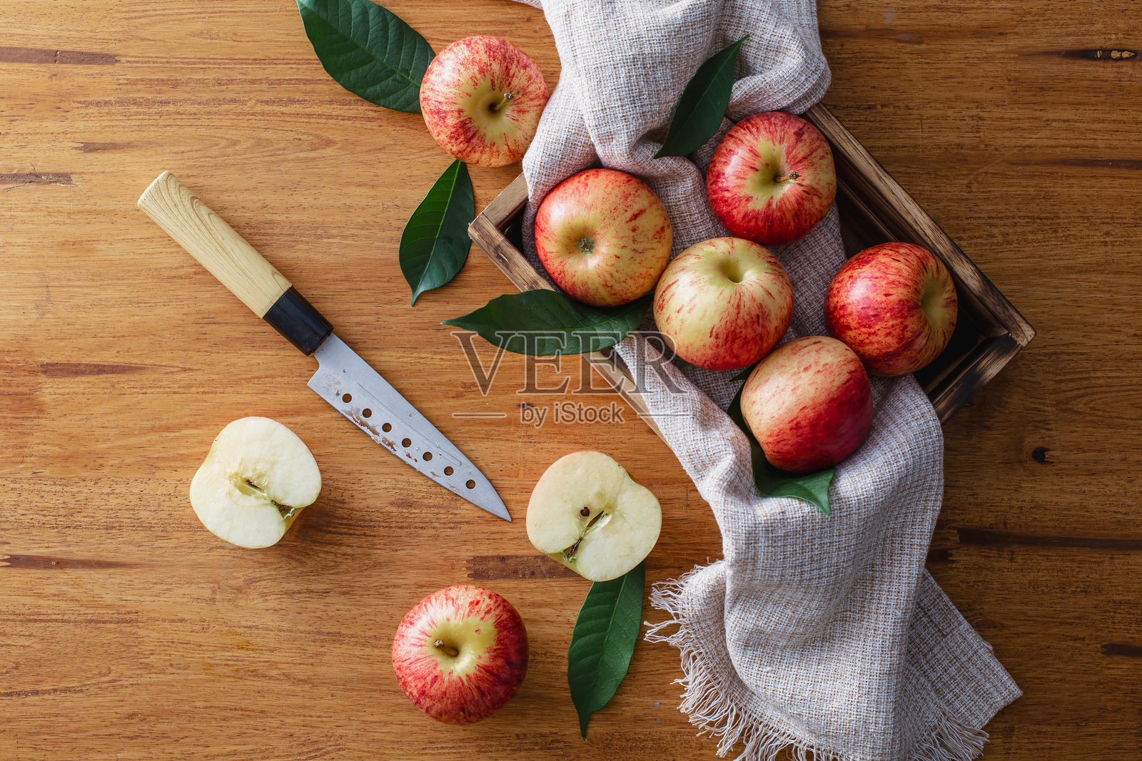 木背景上的新鲜苹果照片摄影图片
