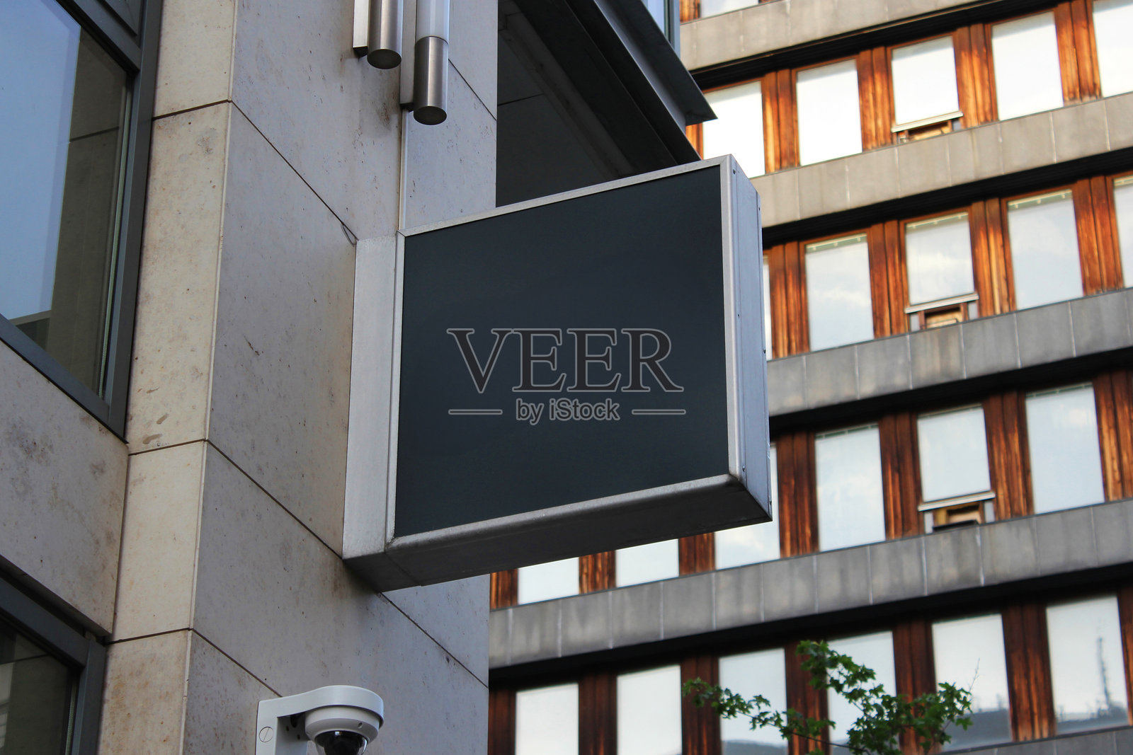 户外挂装在墙上的标牌样板。招牌模拟的标志展示。照片摄影图片