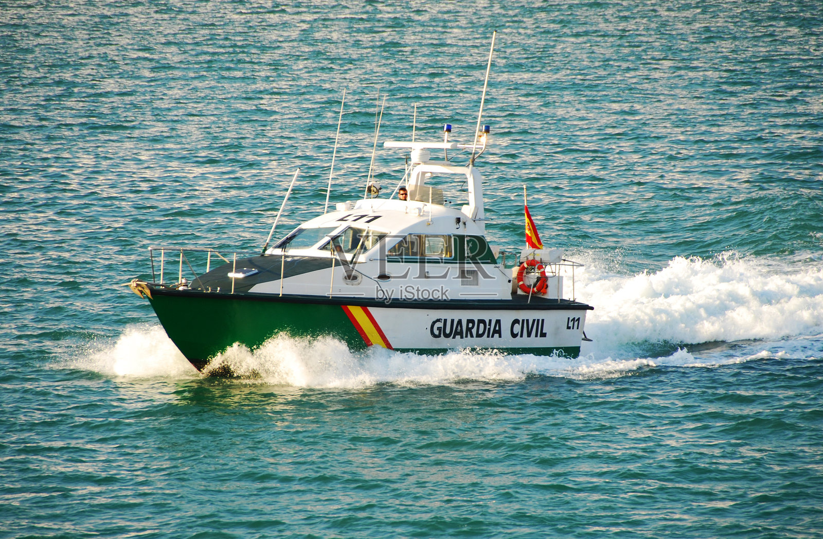 西班牙警察在巴塞罗那港口巡逻照片摄影图片