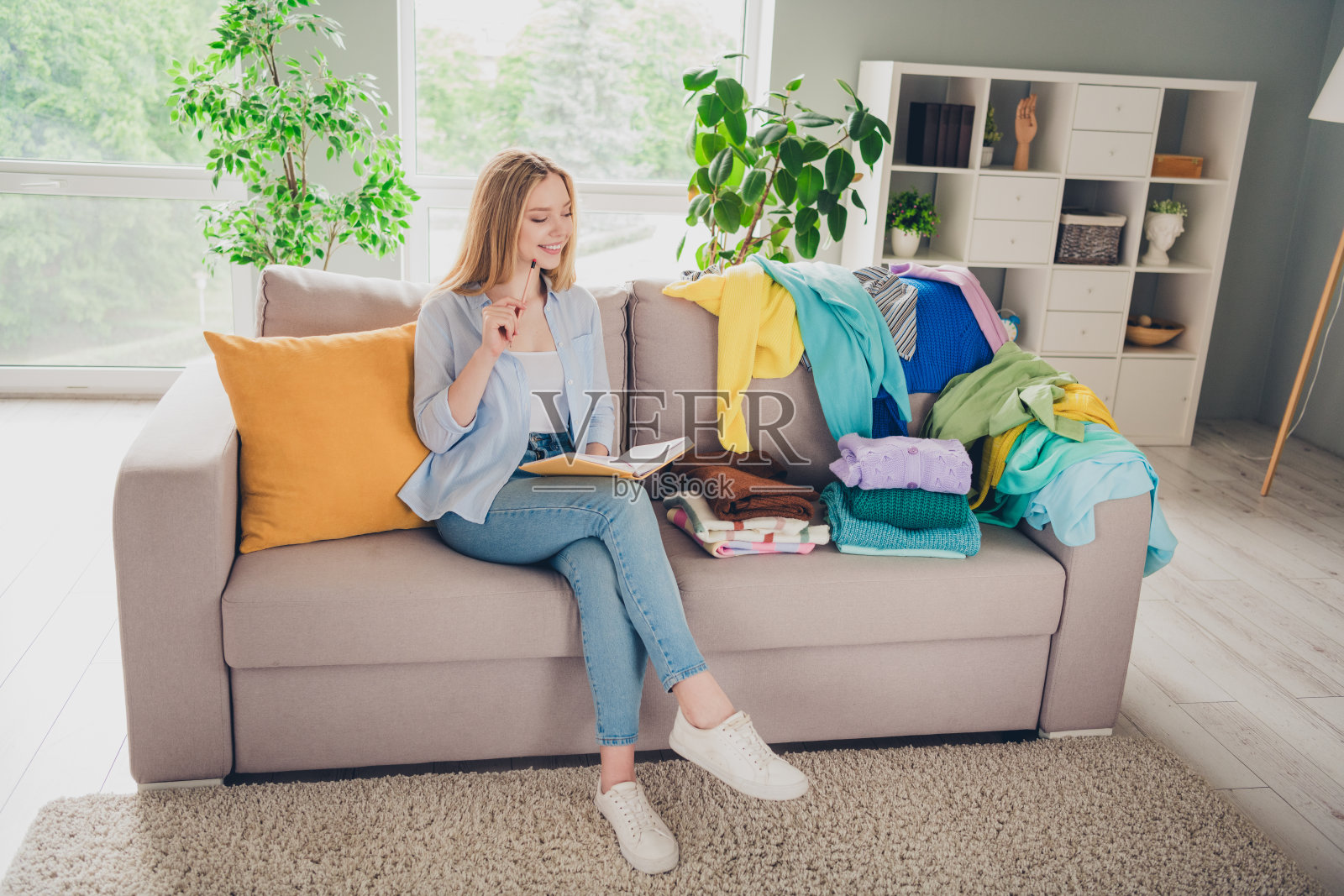 体贴甜美的女士穿着蓝色衬衫的照片写抄写书每天的家务在室内房间家房子照片摄影图片