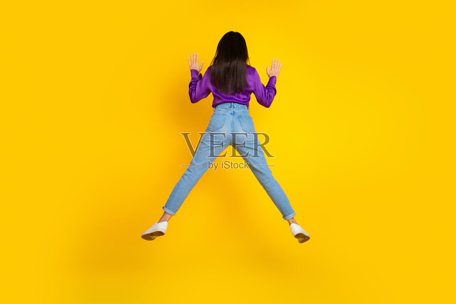 后视图脊柱照片的女士跳跃孤立鲜艳的颜色背景照片摄影图片