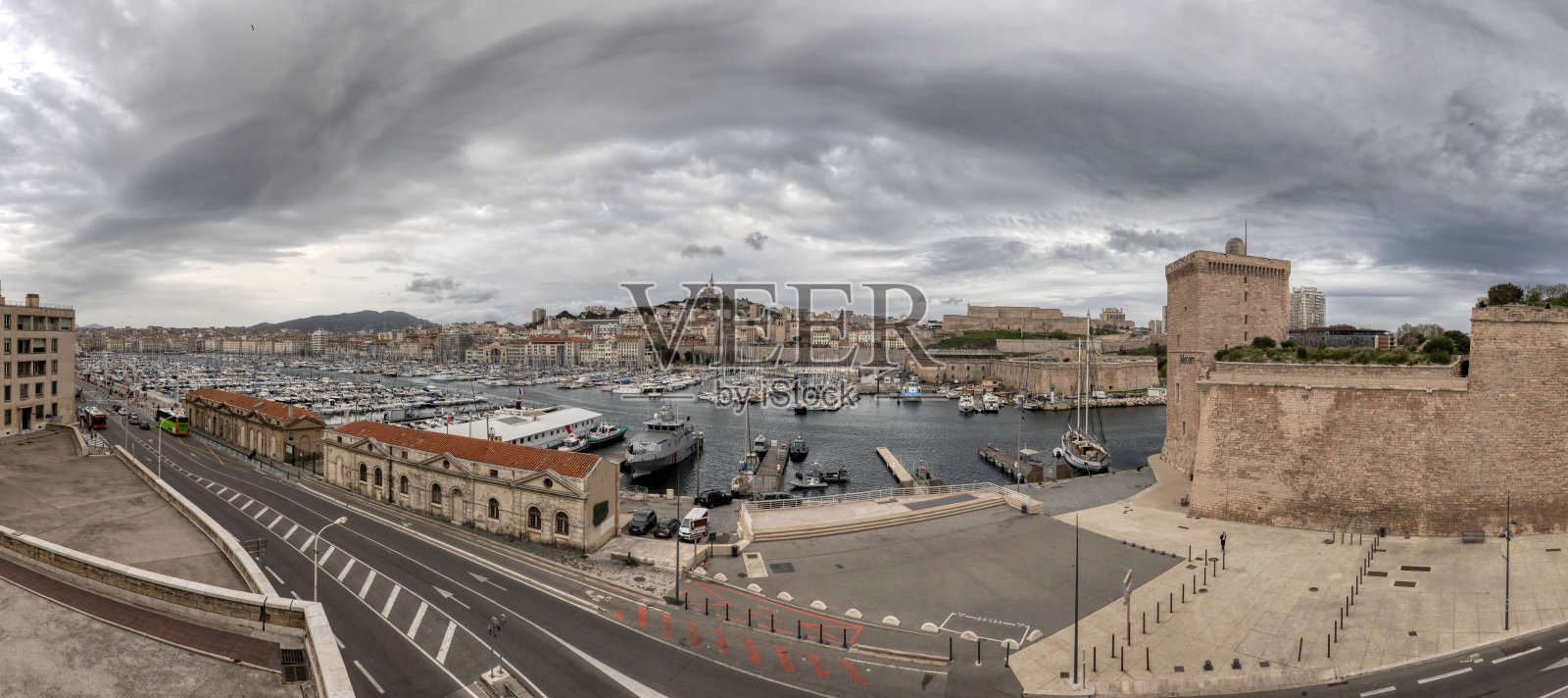 法国马赛，多云天的Vieux Port照片摄影图片