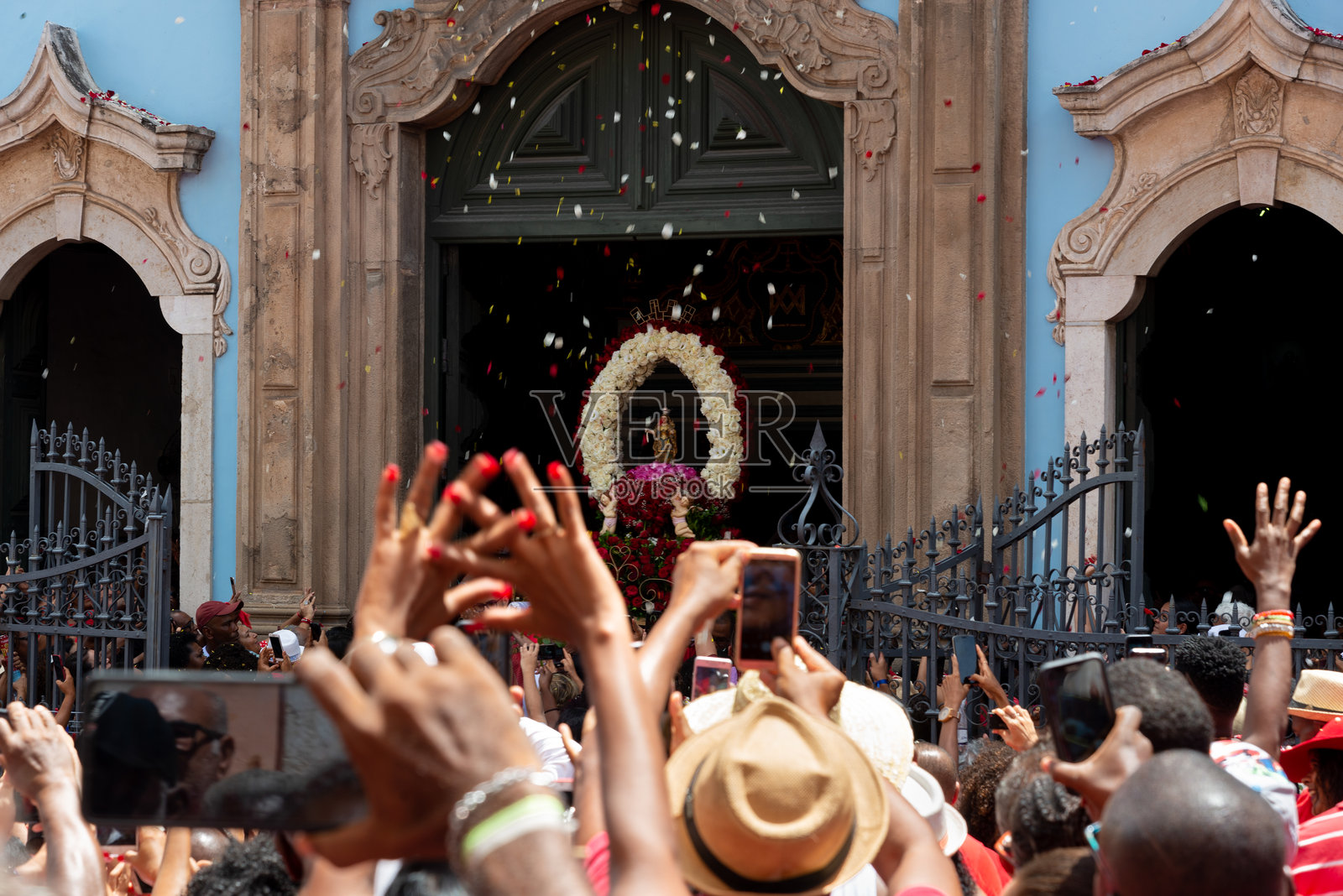 在巴伊亚州萨尔瓦多的佩卢里尼奥，数百名天主教徒和CandomblÃ©的成员在节日期间向圣芭芭拉致敬。照片摄影图片