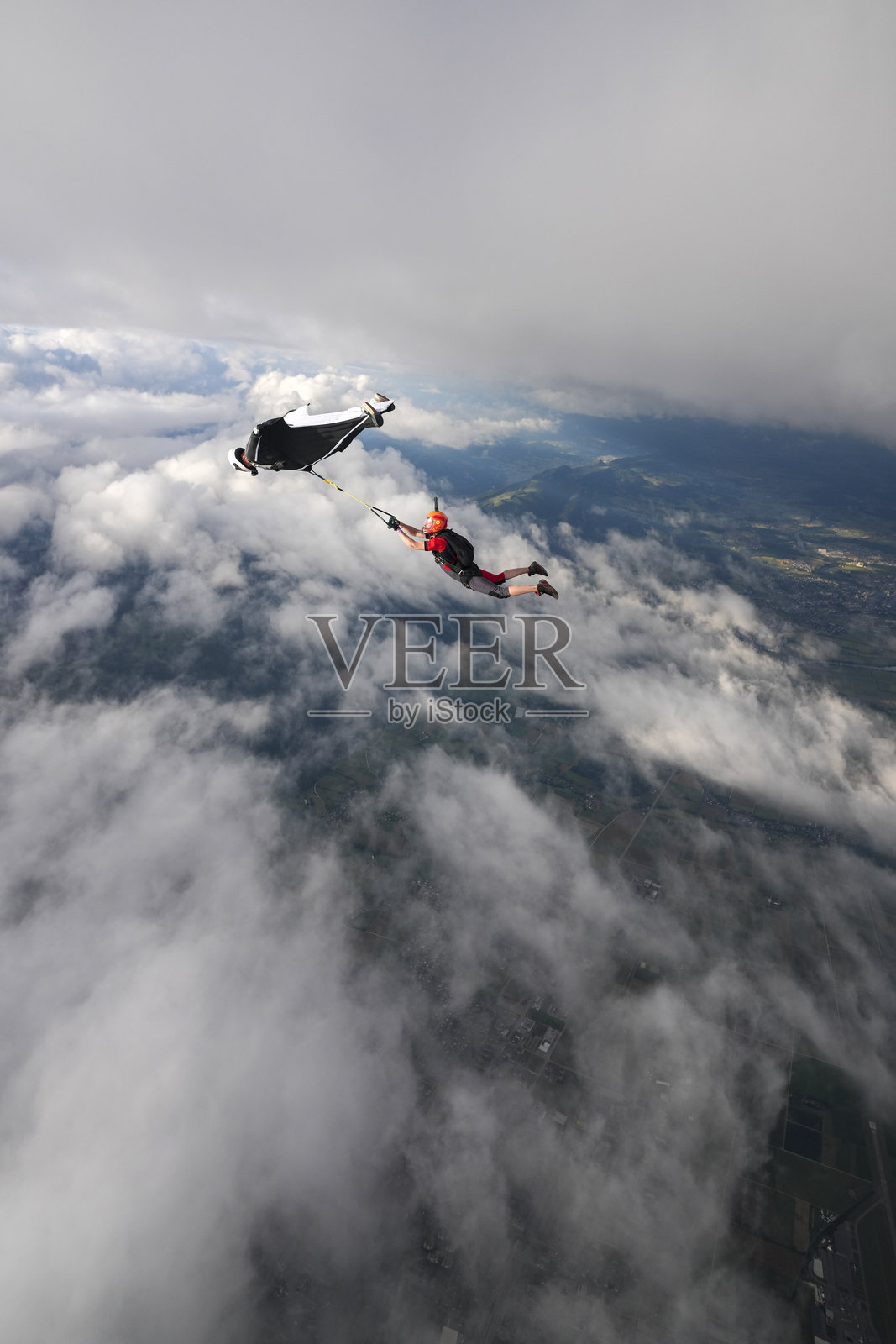 翼装飞人在半空中跳跃照片摄影图片