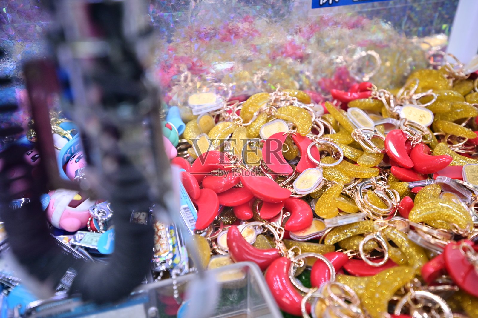 用抓爪机做成的占卜杯形状的钥匙链照片摄影图片