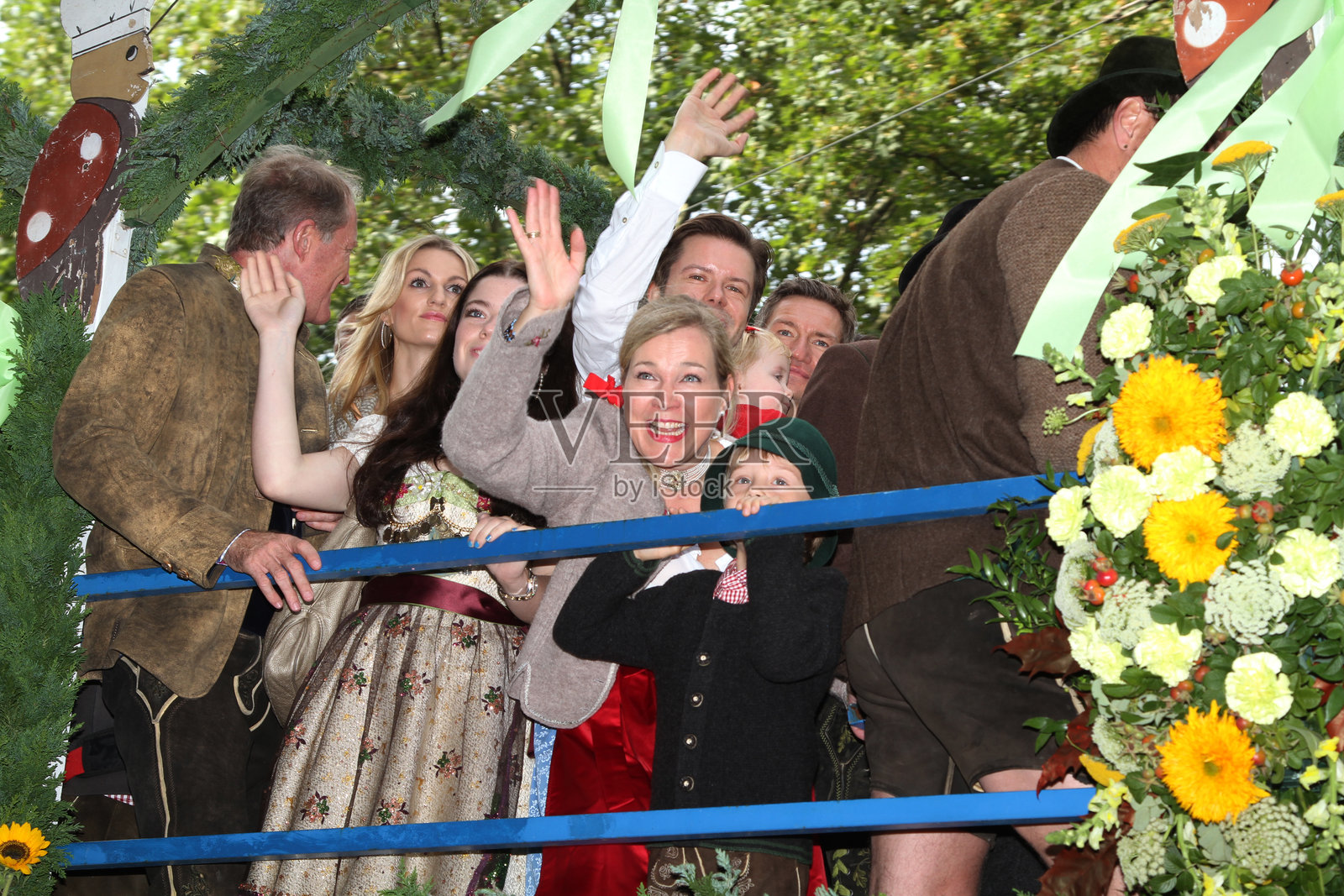 马车上的人啤酒节照片摄影图片