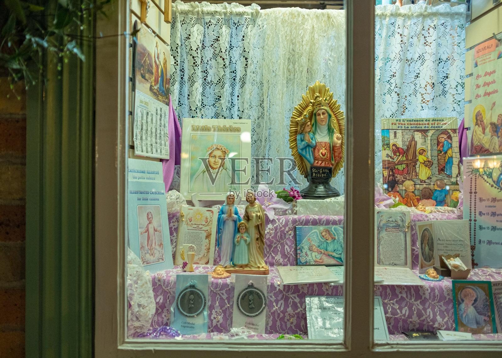 五颜六色的购物橱窗陈列着天主教的物品照片摄影图片