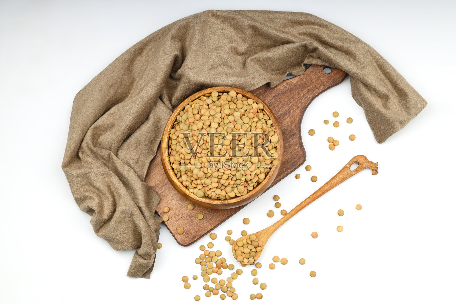 绿色的扁豆在木制的碗孤立的白色背景。俯视图，复制空间。平的。照片摄影图片