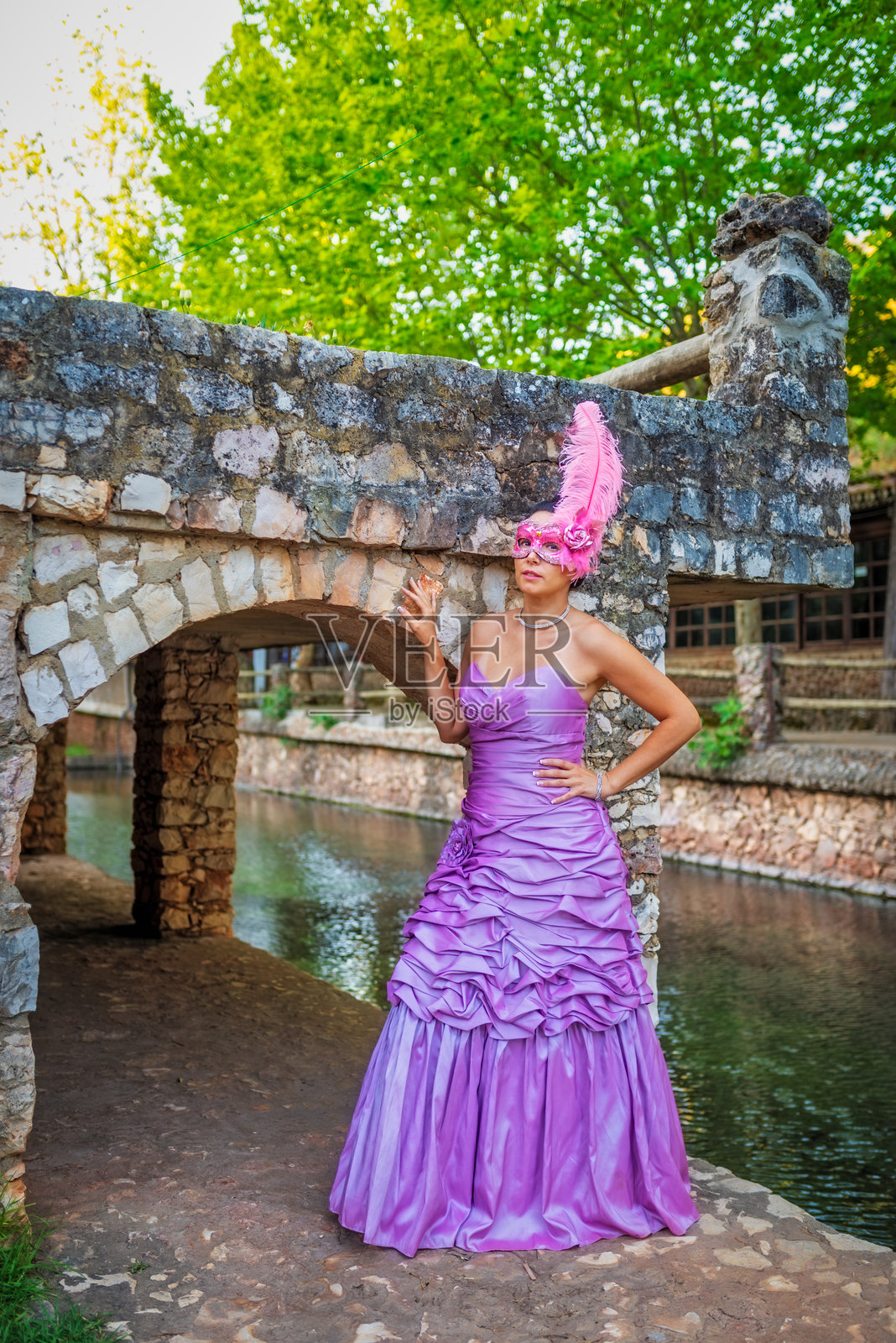 身着传统服装的妇女站在葡萄牙阿尔特的一座石桥上照片摄影图片