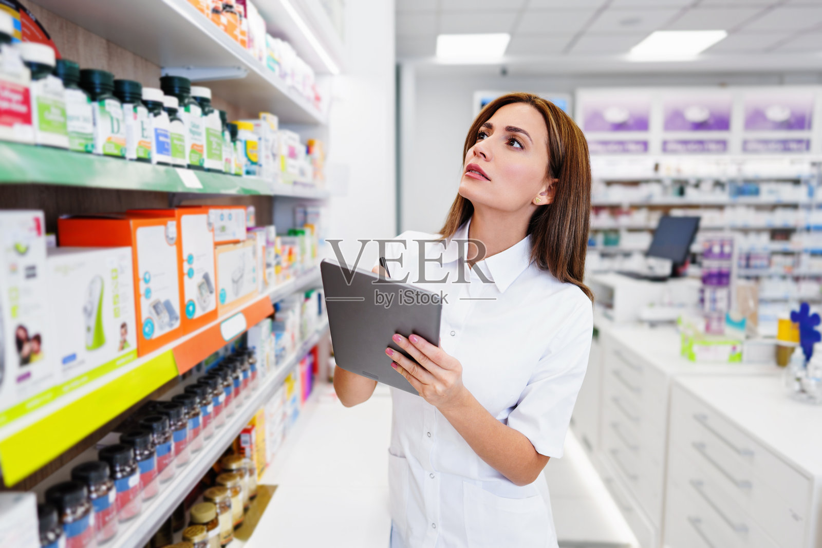 美丽的药剂师在工作照片摄影图片