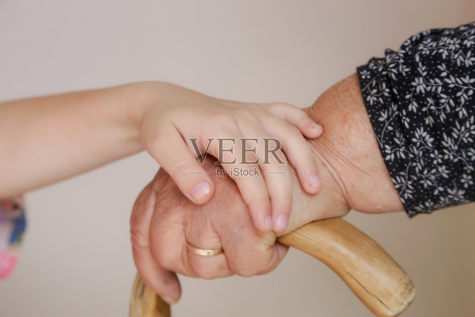 曾祖母和曾孙女牵着手表达爱意，近距离照片摄影图片