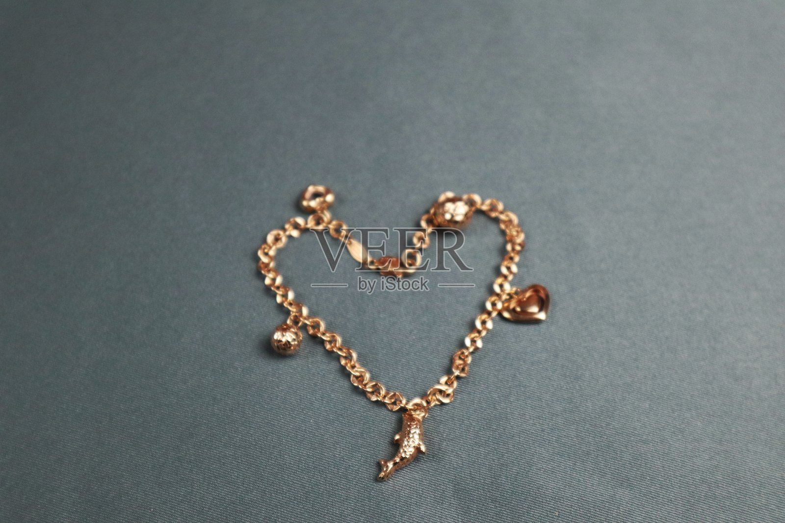 女性心形金手镯照片摄影图片