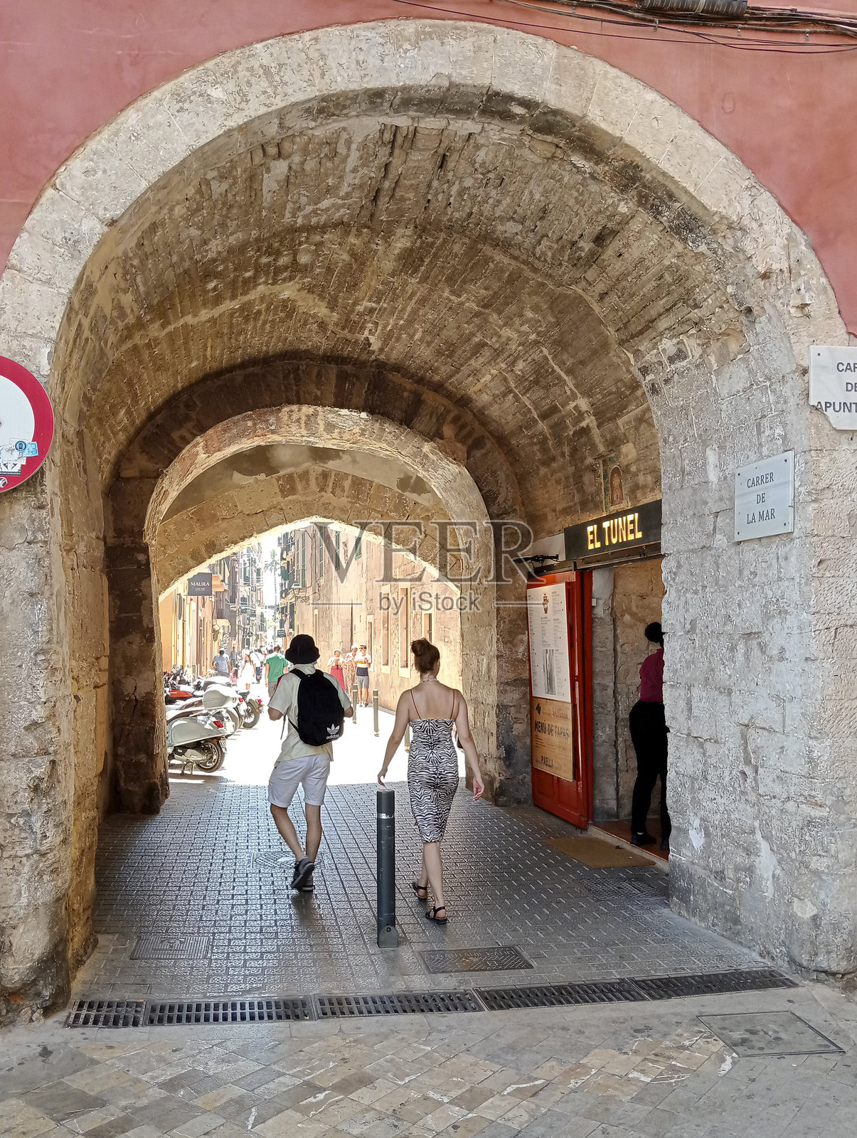 出生在马略卡岛的帕尔马，一个阳光明媚的夏日，游客们在路上漫步照片摄影图片