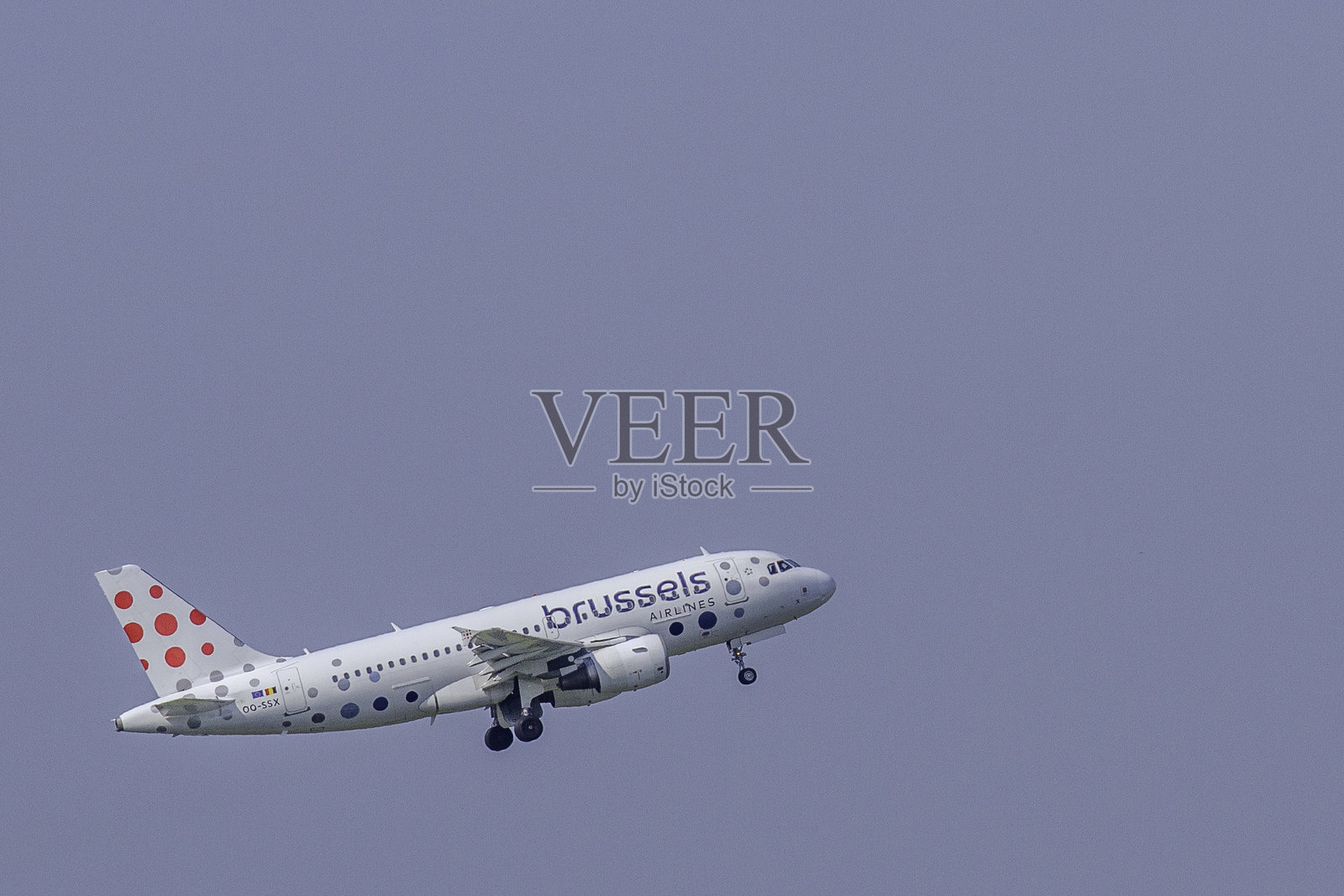 比利时,扎芬特姆,布鲁塞尔航空公司的飞机从布鲁塞尔机场起飞后照片摄影图片