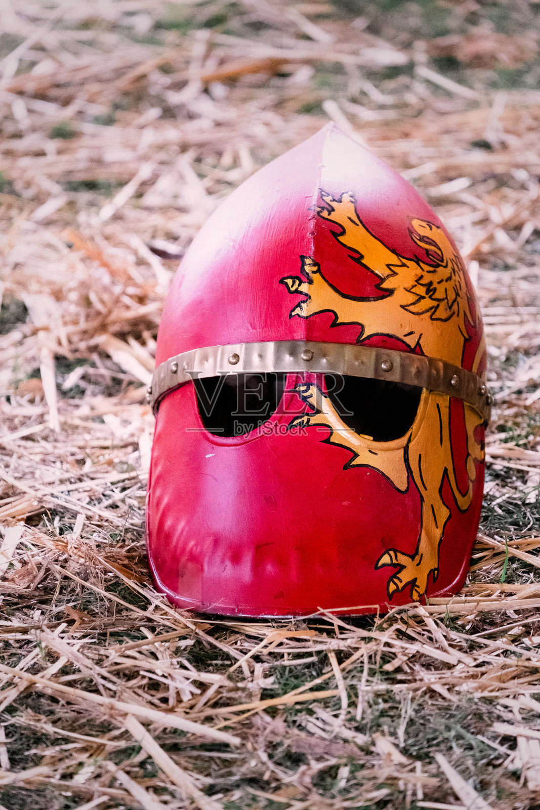 伊夫舍姆战役中稻草上的红色头盔照片摄影图片