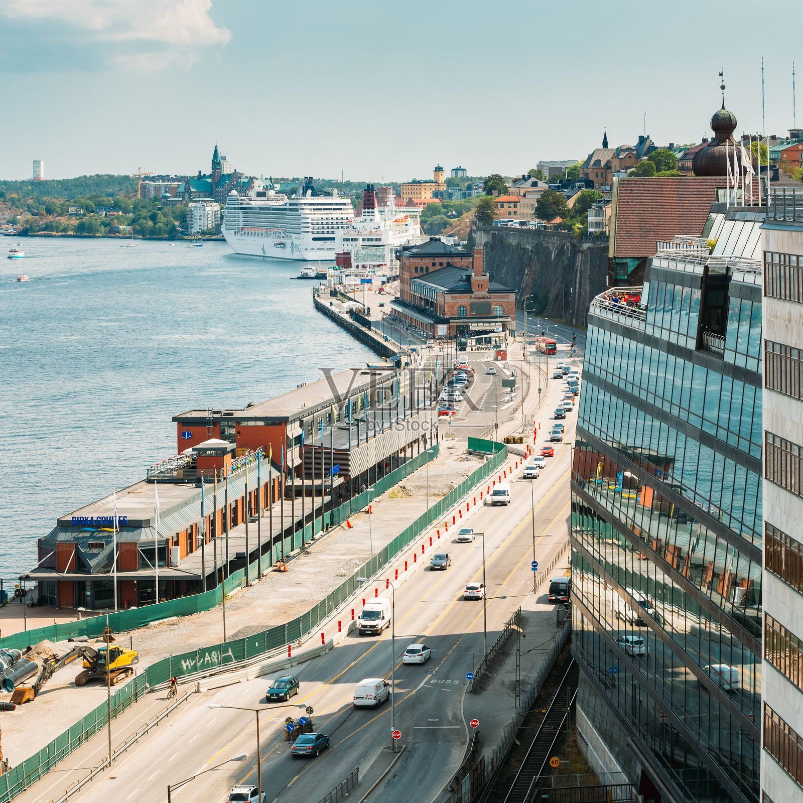 瑞典，斯德哥尔摩的夏日河堤照片摄影图片