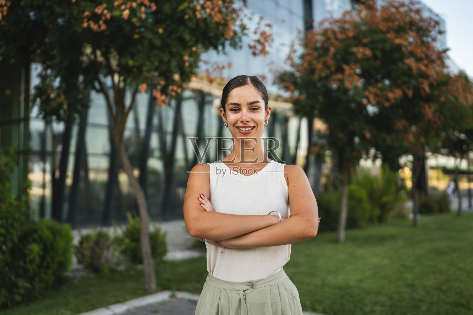 美丽快乐的年轻女子的肖像站在前面的公司照片摄影图片