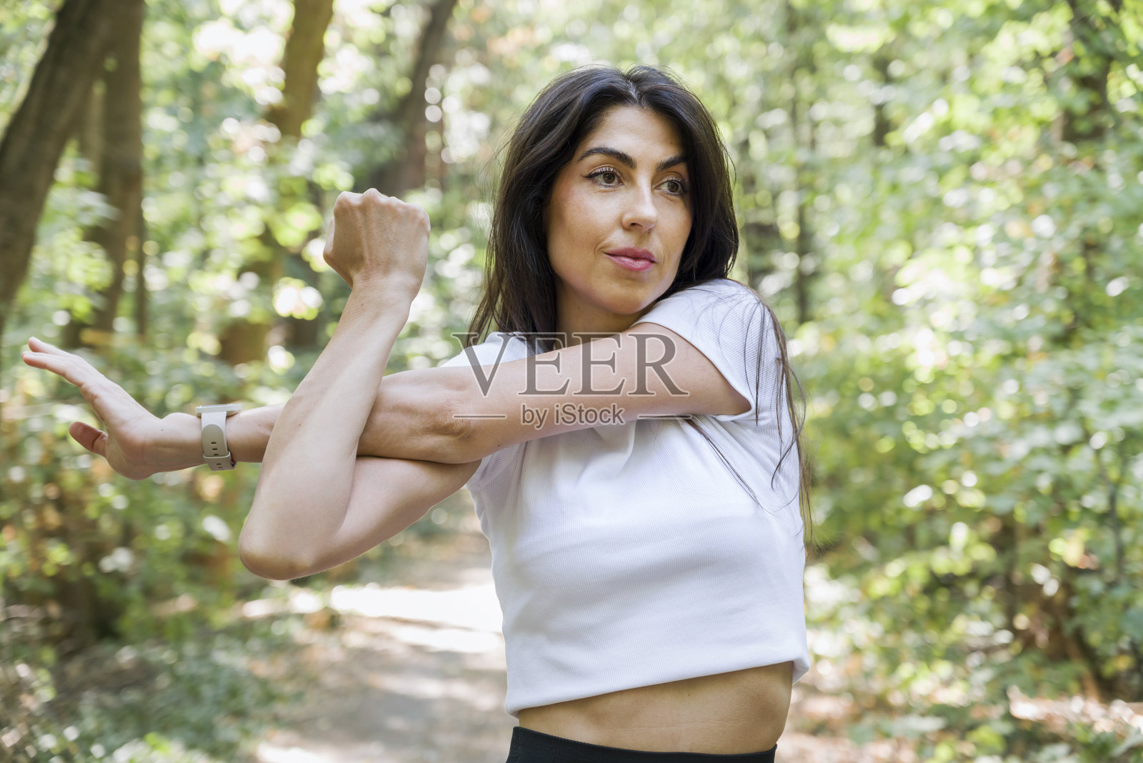 女性在户外锻炼或训练前伸展双臂照片摄影图片